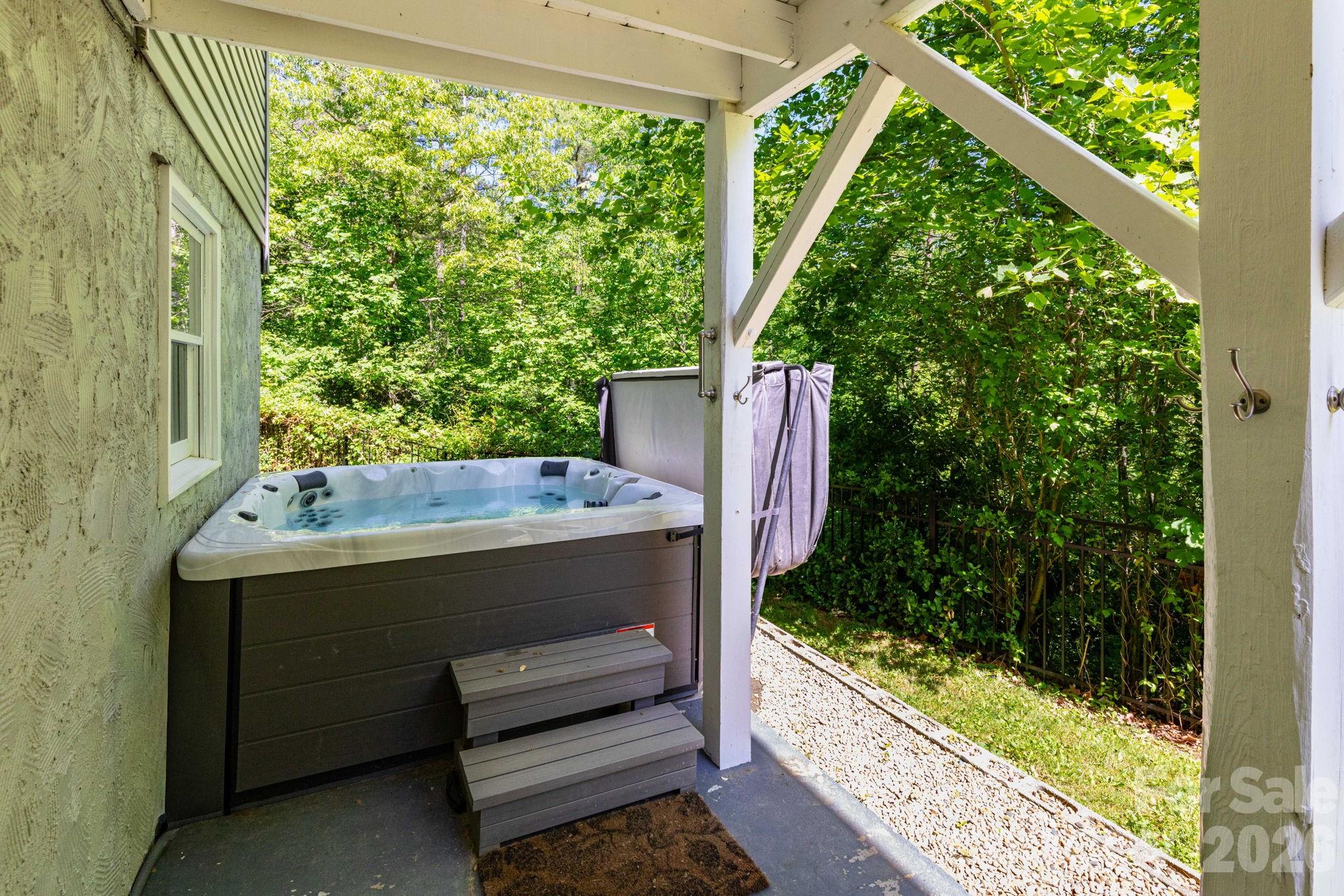 Lower Level Patio/Hot Tub - 215 Butternut Lane, Leicester