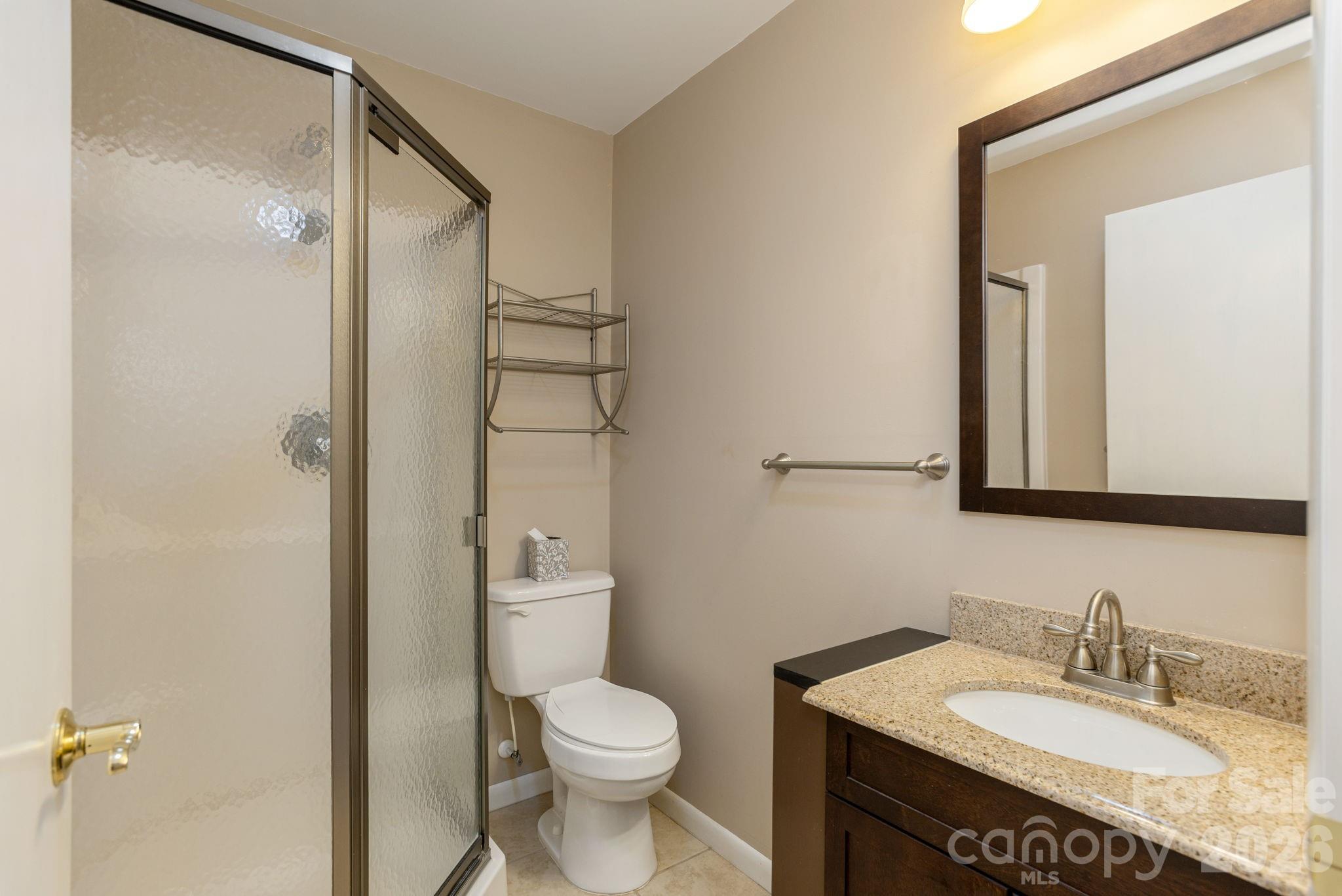Full Bathroom - 250 Butternut Lane, Brevard