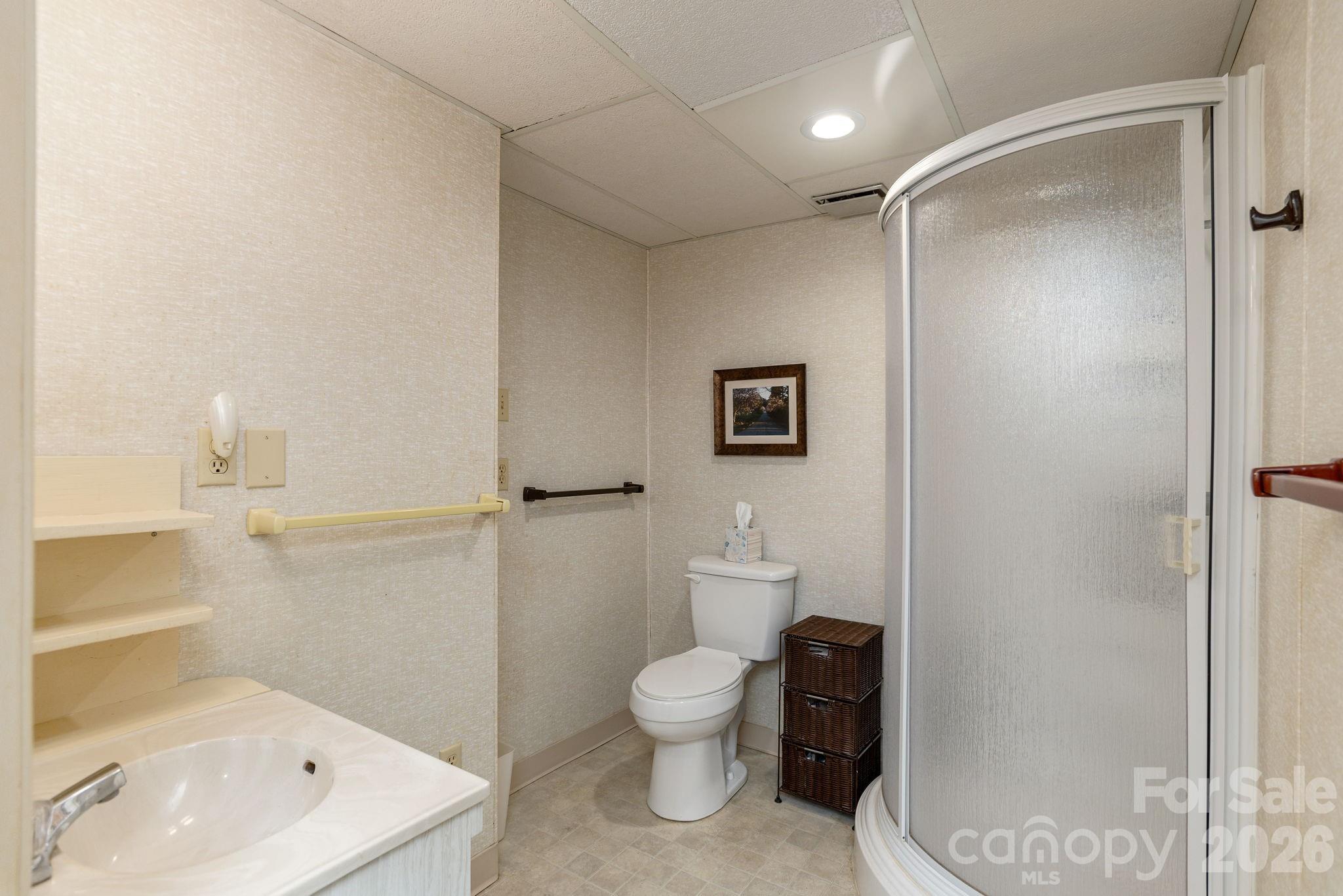 Full Bathroom - 250 Butternut Lane, Brevard