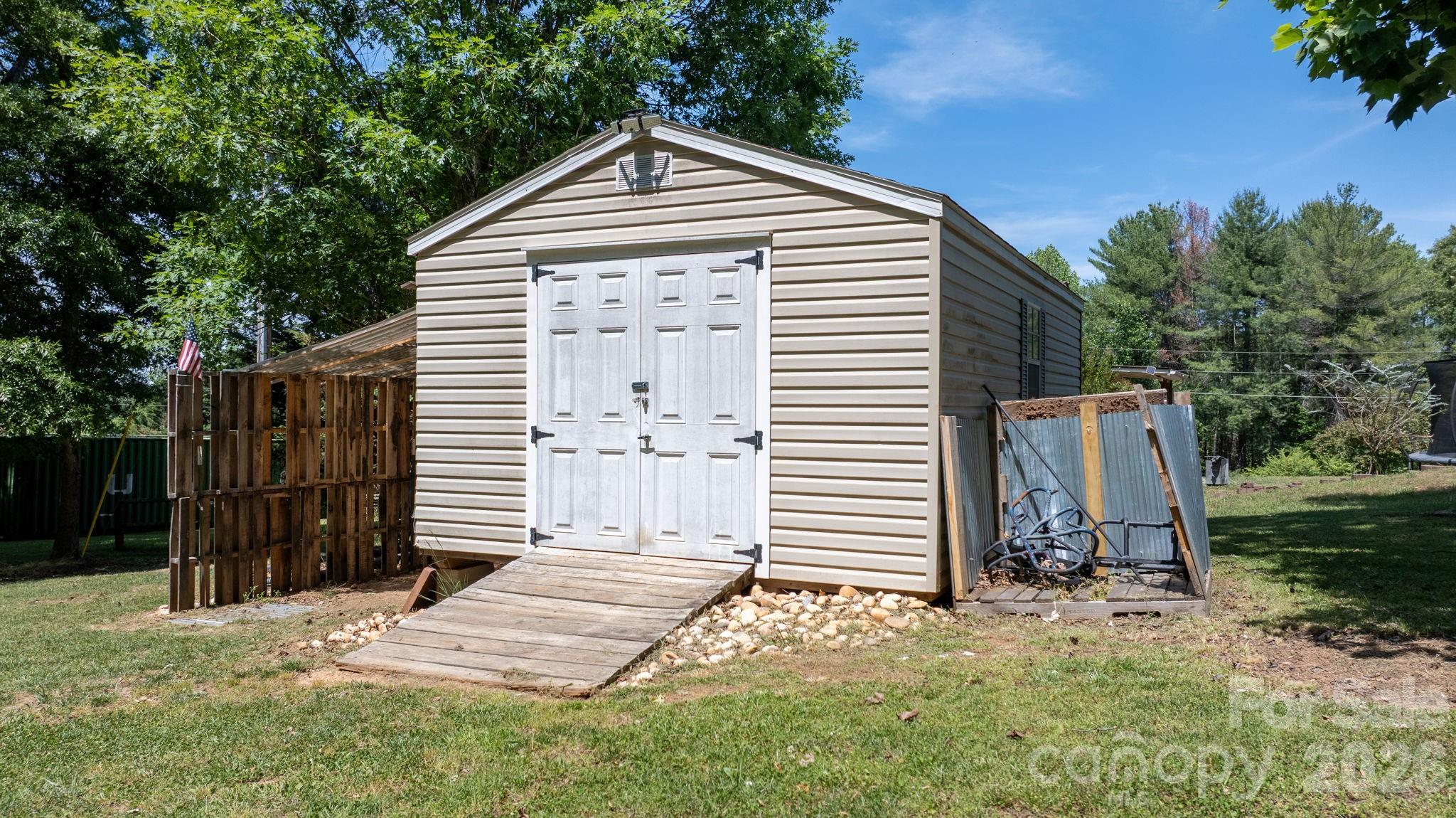 Single Family Residence at 119 Nevermore Lane, Statesville, photo 5 of 36