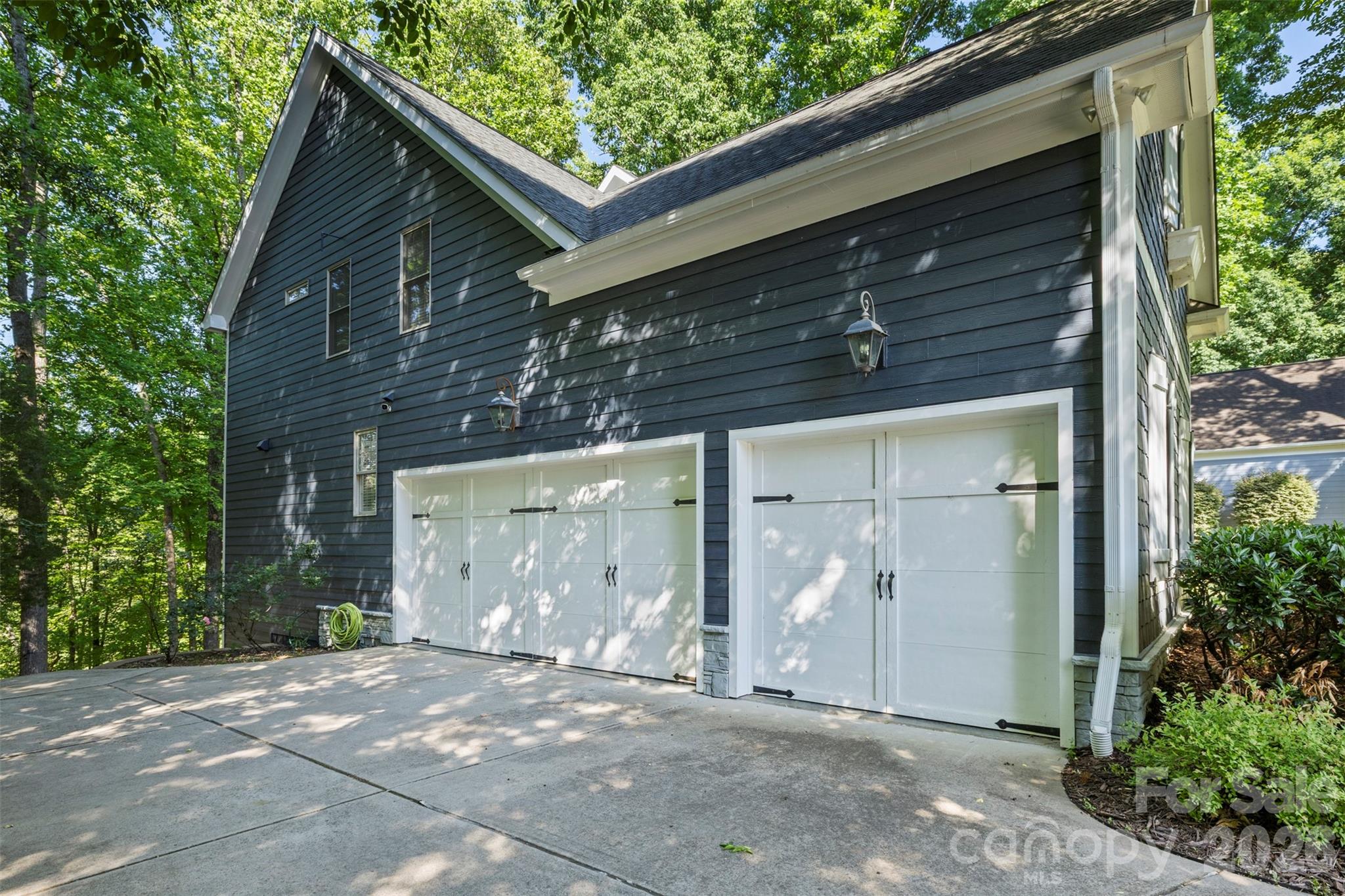 3 car garage - 7653 Juniper Lane, Denver
