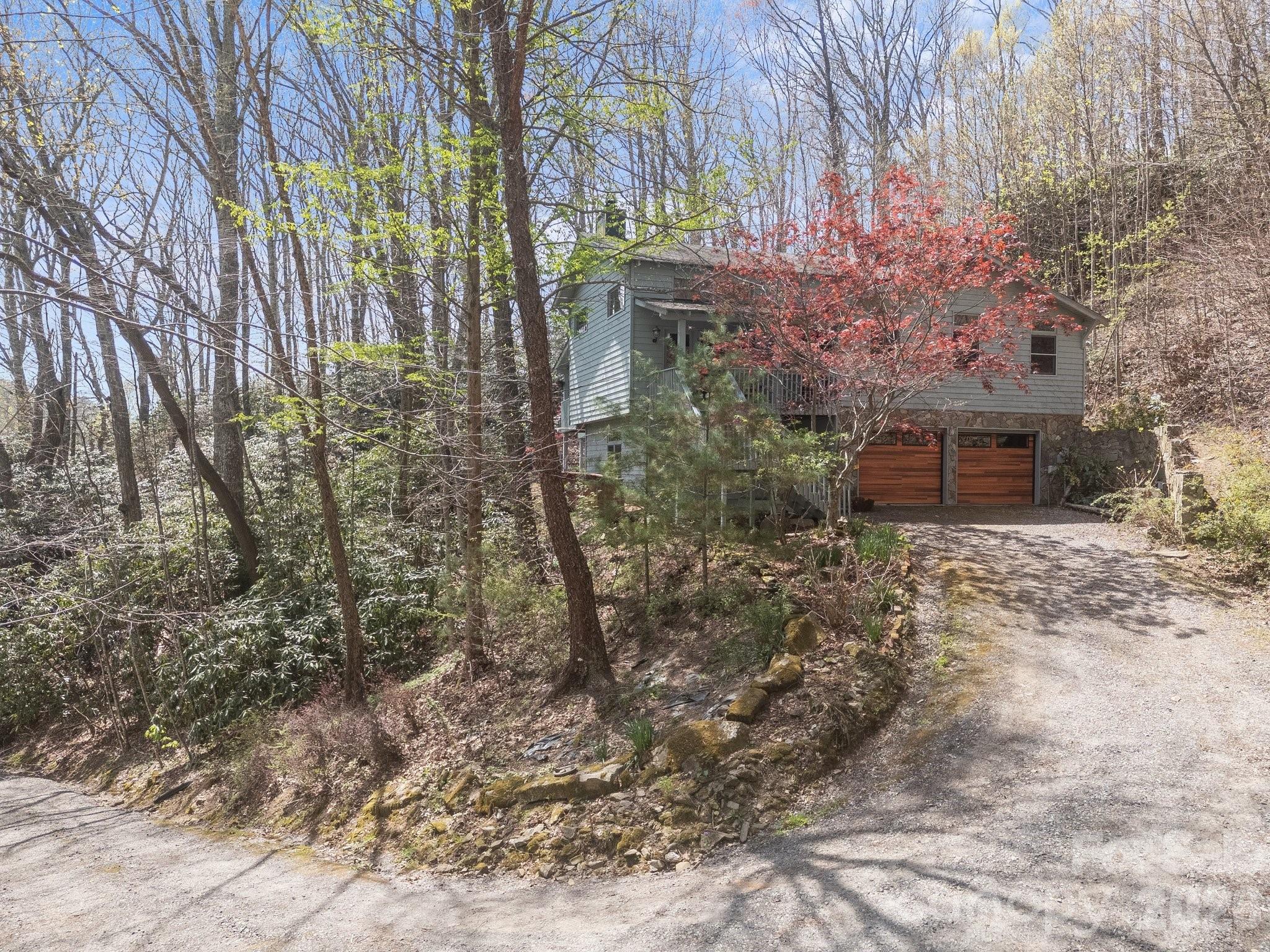BEAUTIFUL MOUNTAIN SETTING - 63 Chestnut Forest Road, Fairview