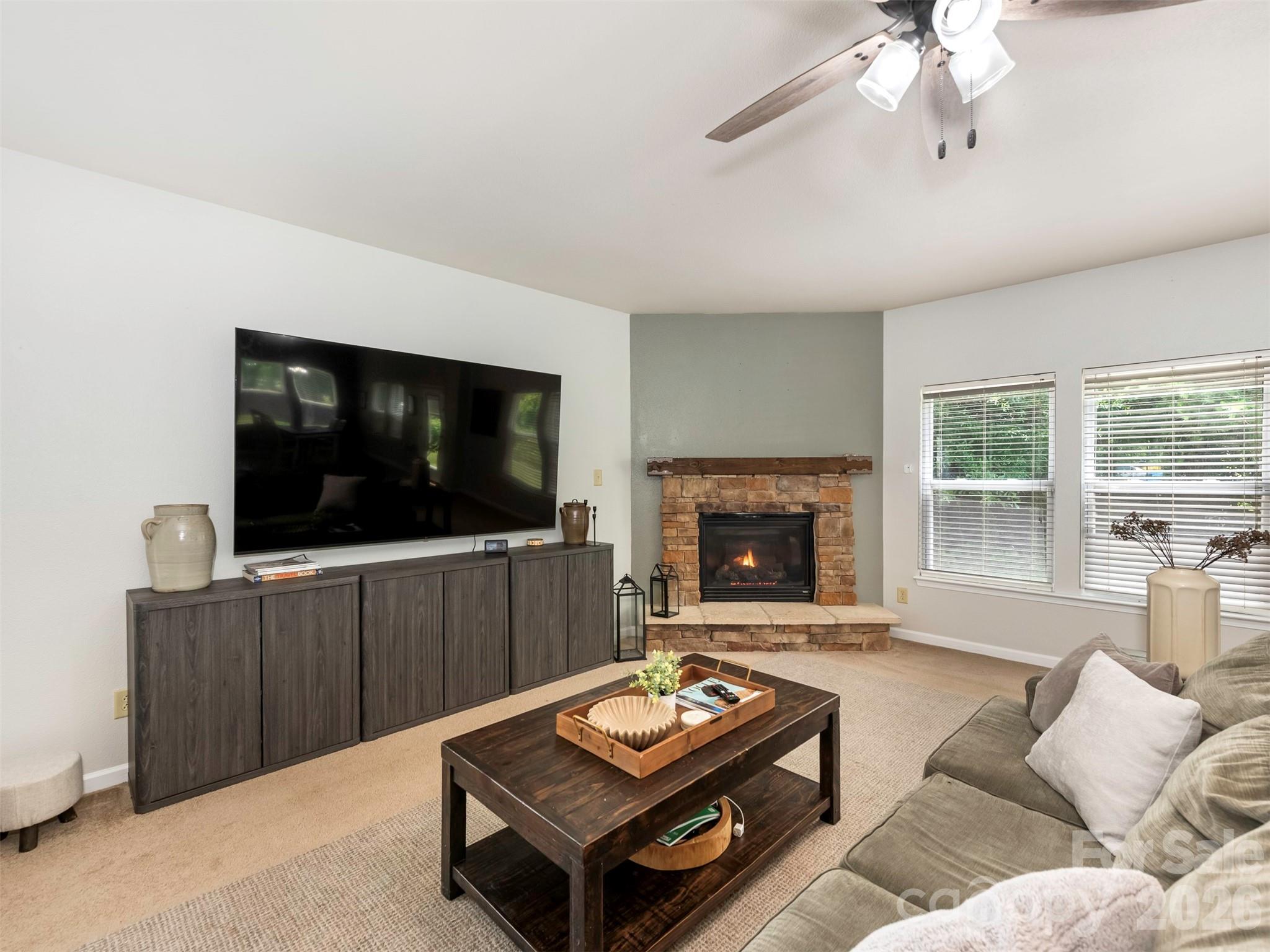 Single Family Residence at 941 Capetown Lane, Clover, photo 2 of 24
