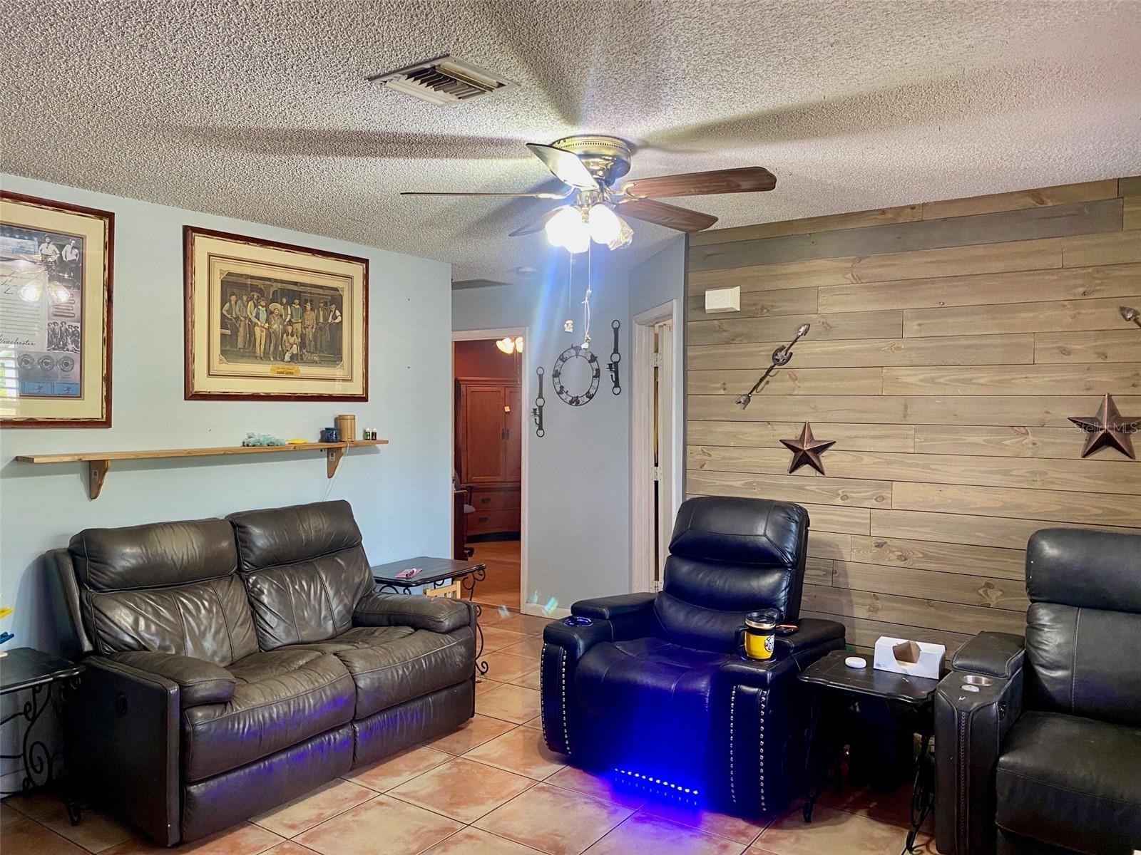 Single Family Residence at 132 RUTGERS RD, VENICE, photo 4 of 19