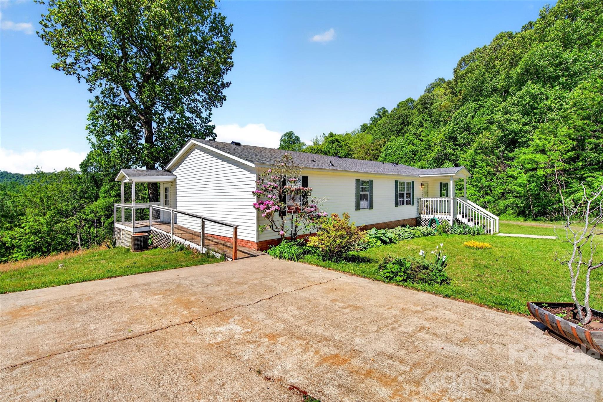 Single Family Residence at 298 Wolf Crossing, Bakersville, photo 5 of 48