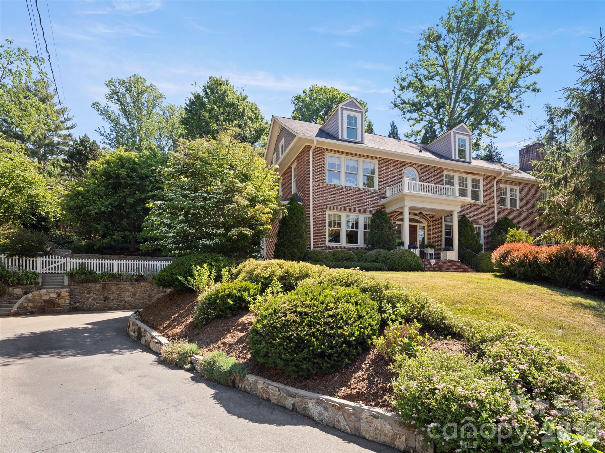 Single Family Residence at 19 Blackwood Road, Asheville, photo 5 of 41