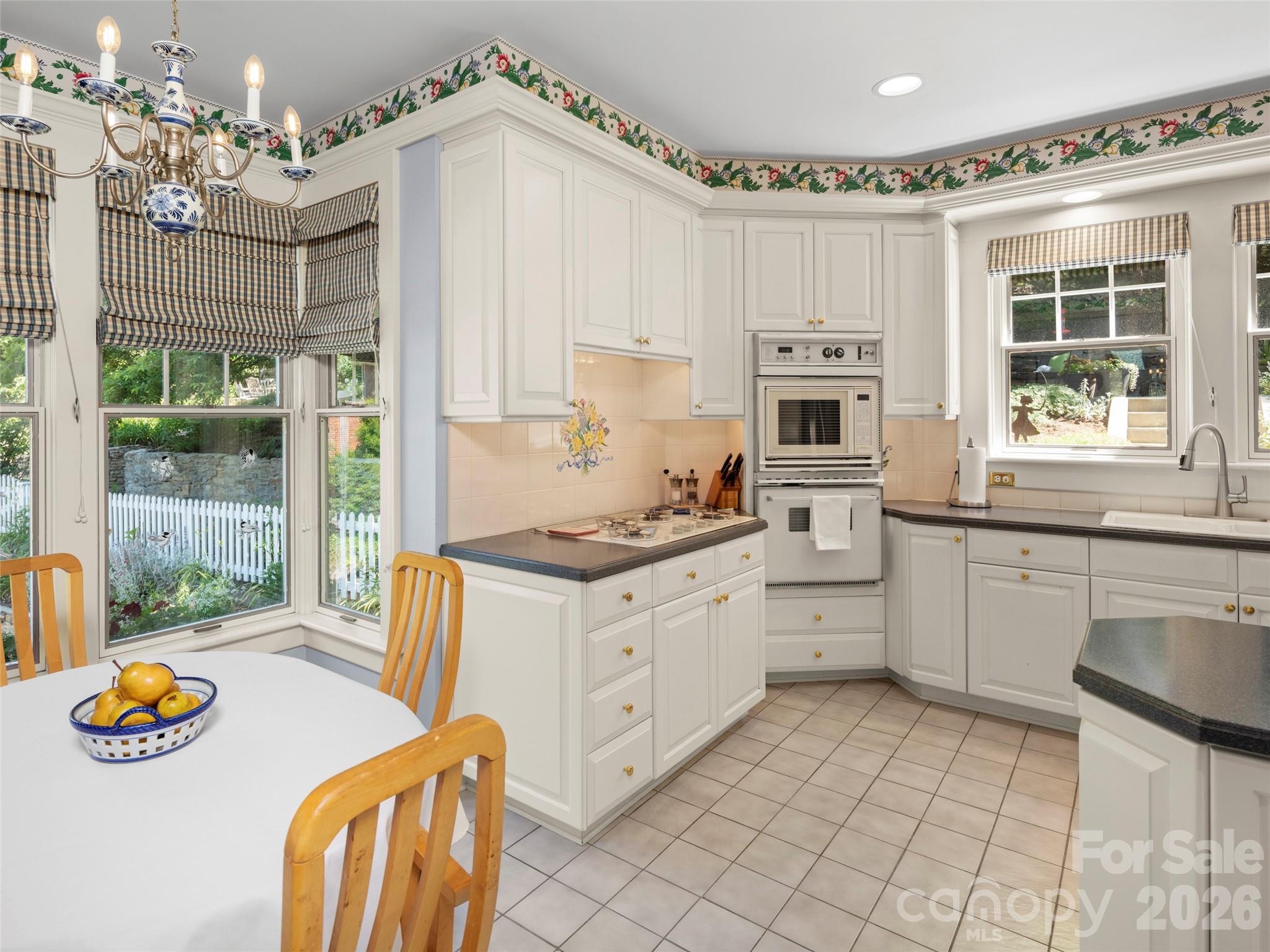Spacious kitchen with breakfast nook - 19 Blackwood Road, Asheville