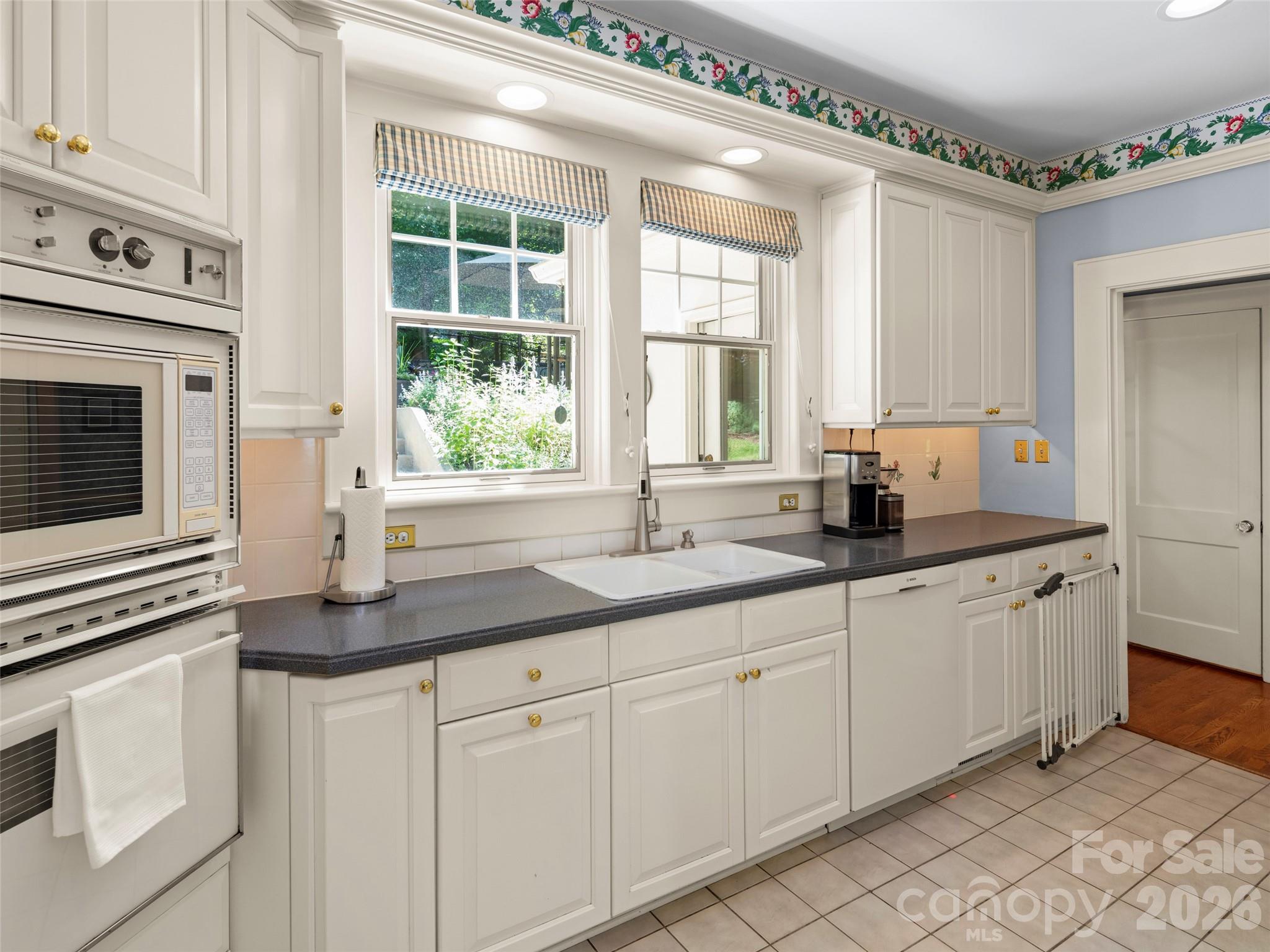Single Family Residence at 19 Blackwood Road, Asheville, photo 20 of 41