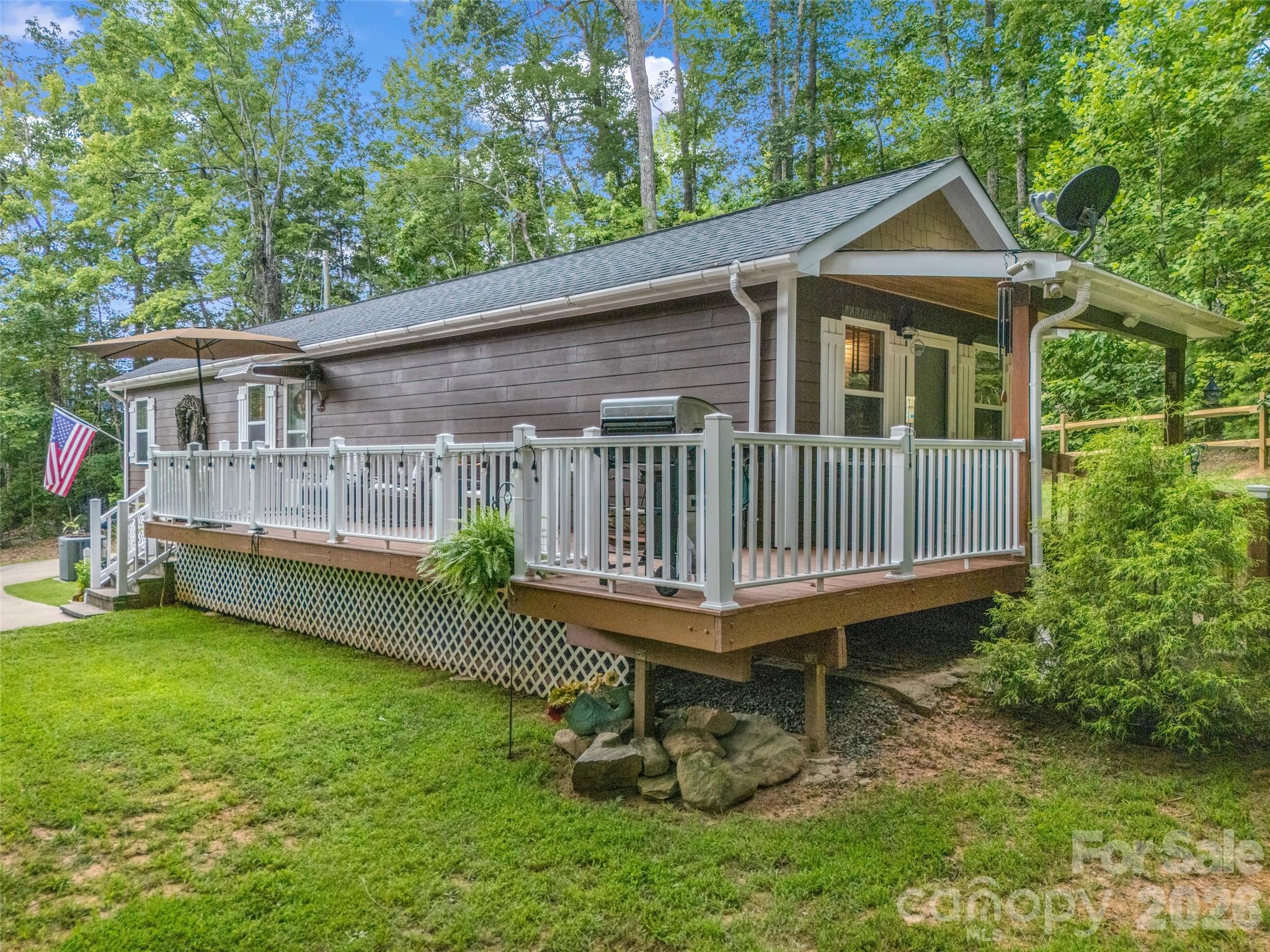 Large deck to enjoy those quiet evenings - 479 Camp Hill Road, Lake Lure