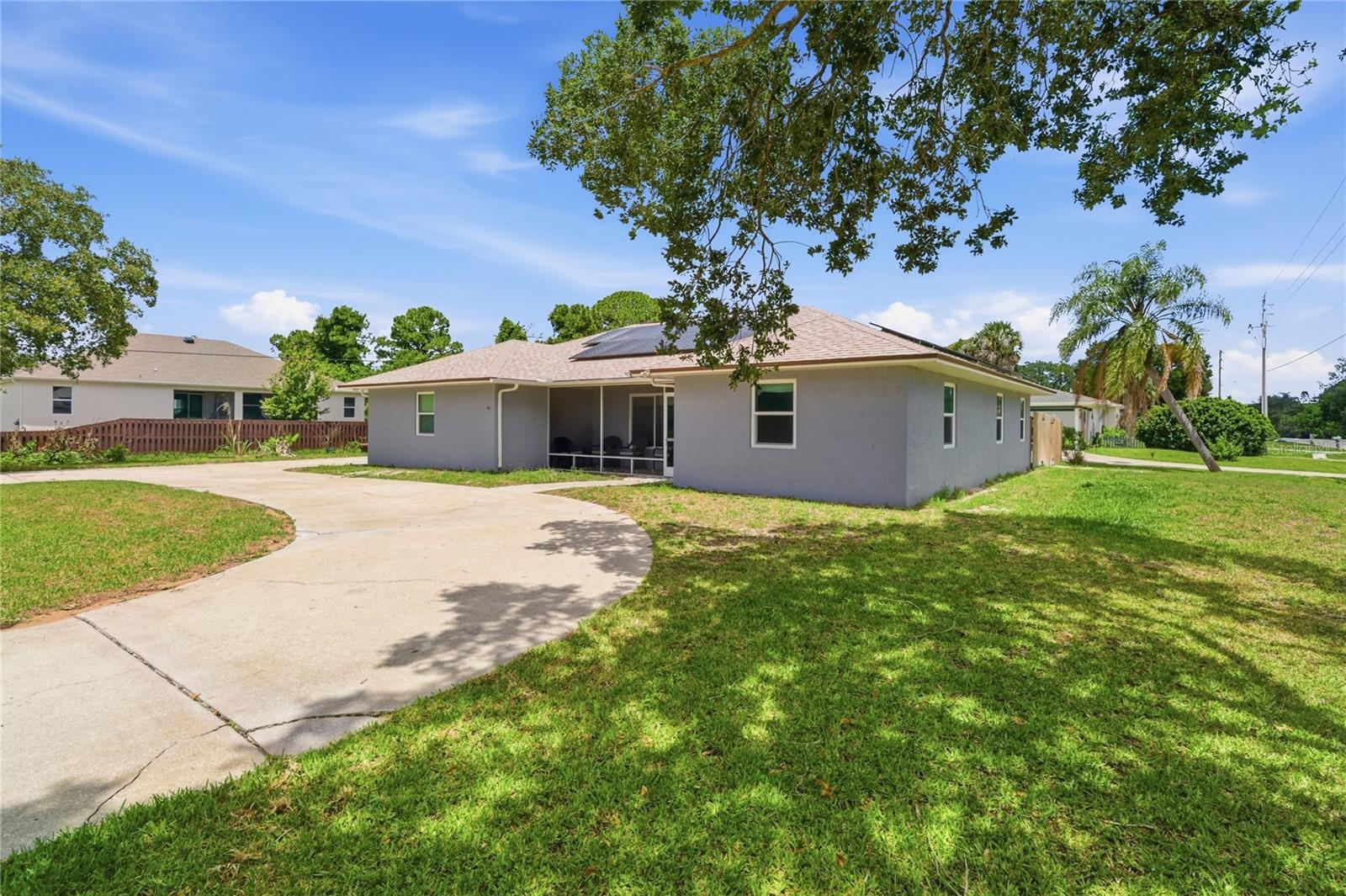 602 LAKE DR