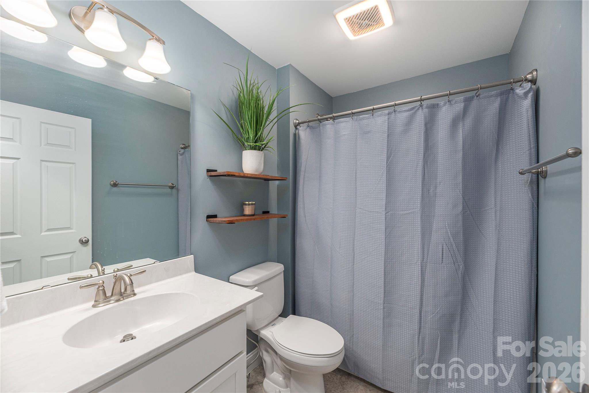 Upper level hall bathroom - 5 Declan Drive, Weaverville
