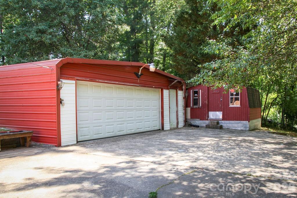 Garage door closed - 905 S 10th Street, Bessemer City