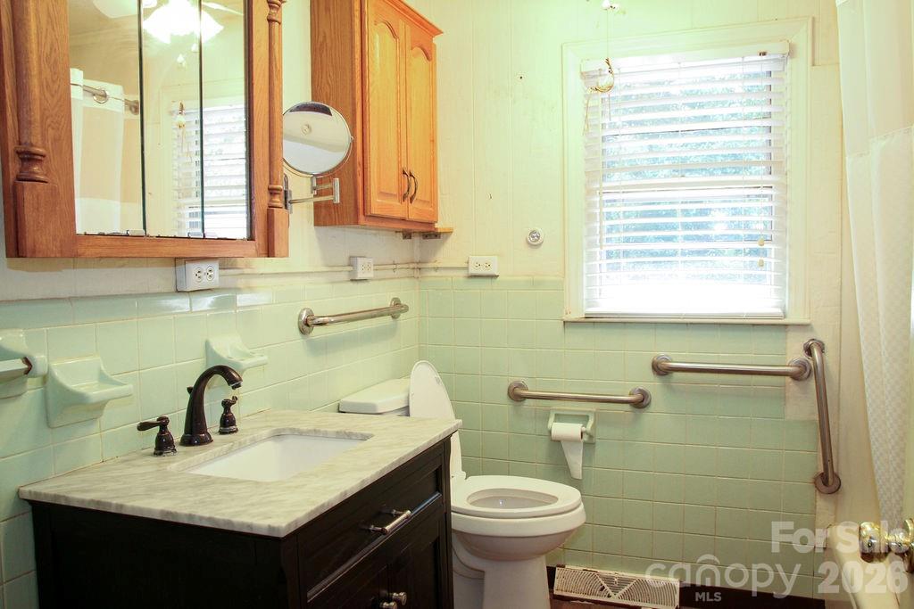 Tub/Shower Combo - 905 S 10th Street, Bessemer City