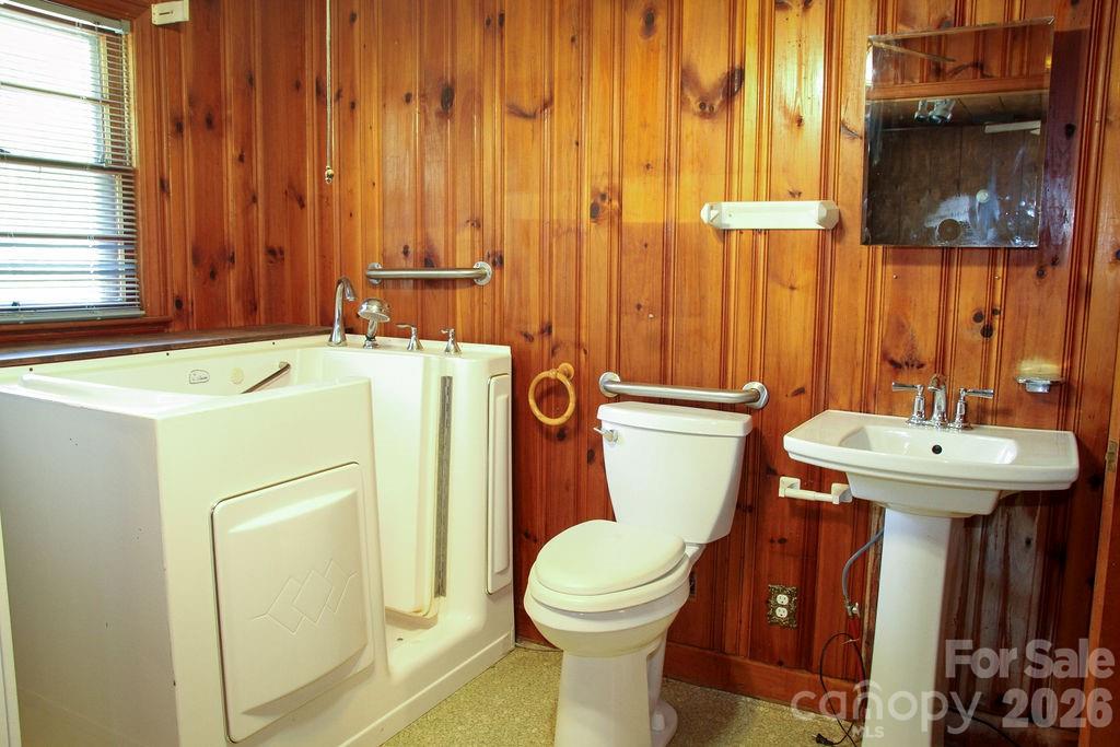 Walk-in Tub - 905 S 10th Street, Bessemer City