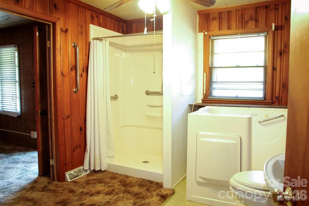 Walk-in Shower - 905 S 10th Street, Bessemer City