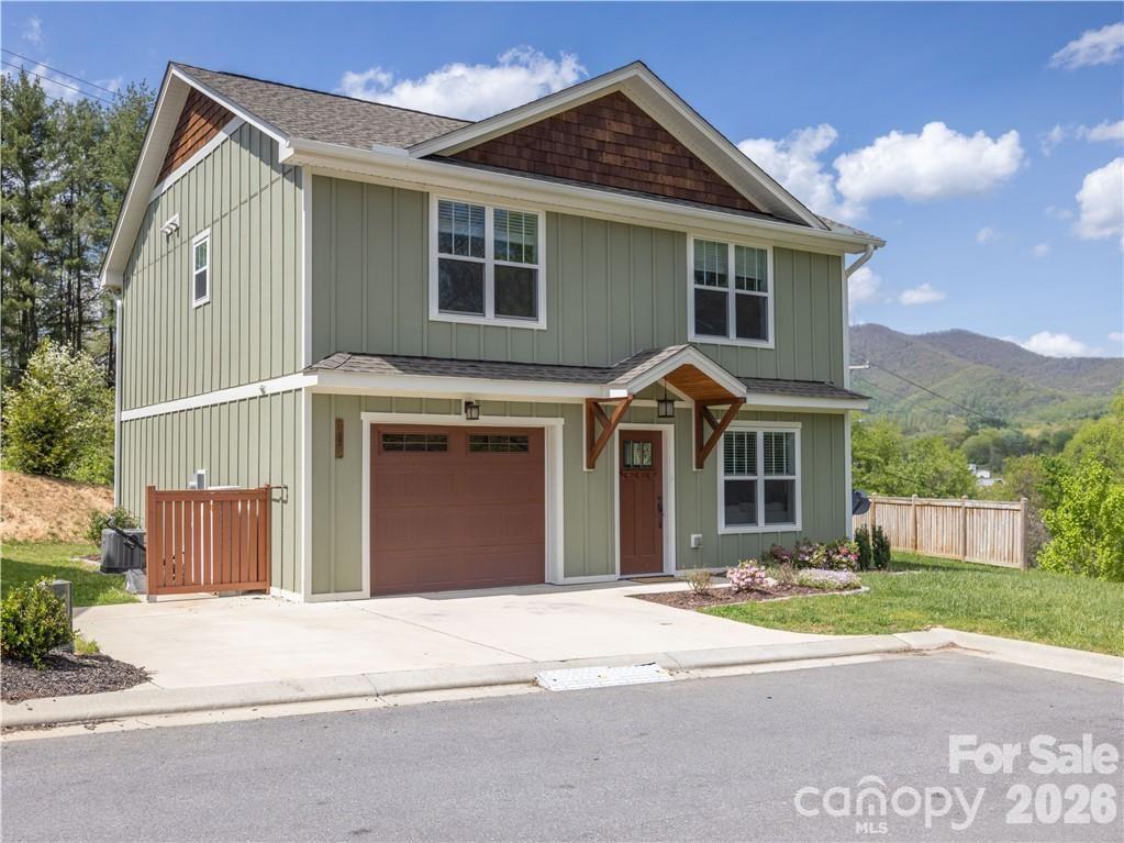 Single Family Residence at 101 Towne Place, Clyde, photo 2 of 28