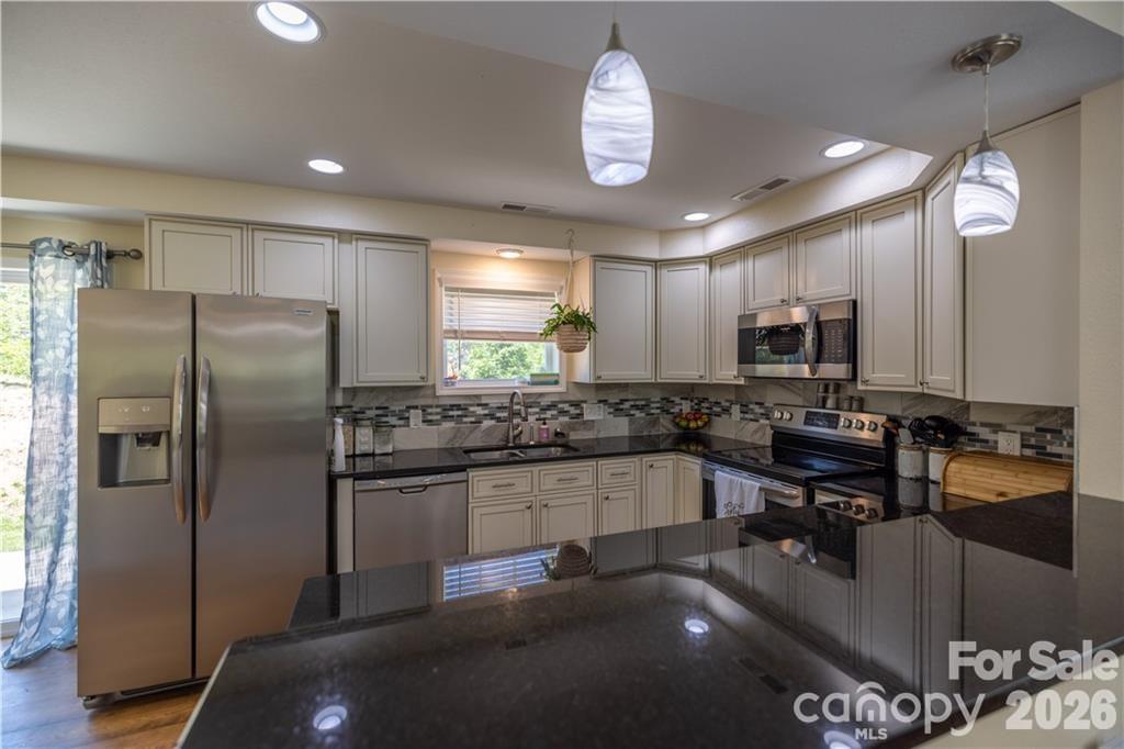 Single Family Residence at 101 Towne Place, Clyde, photo 7 of 28