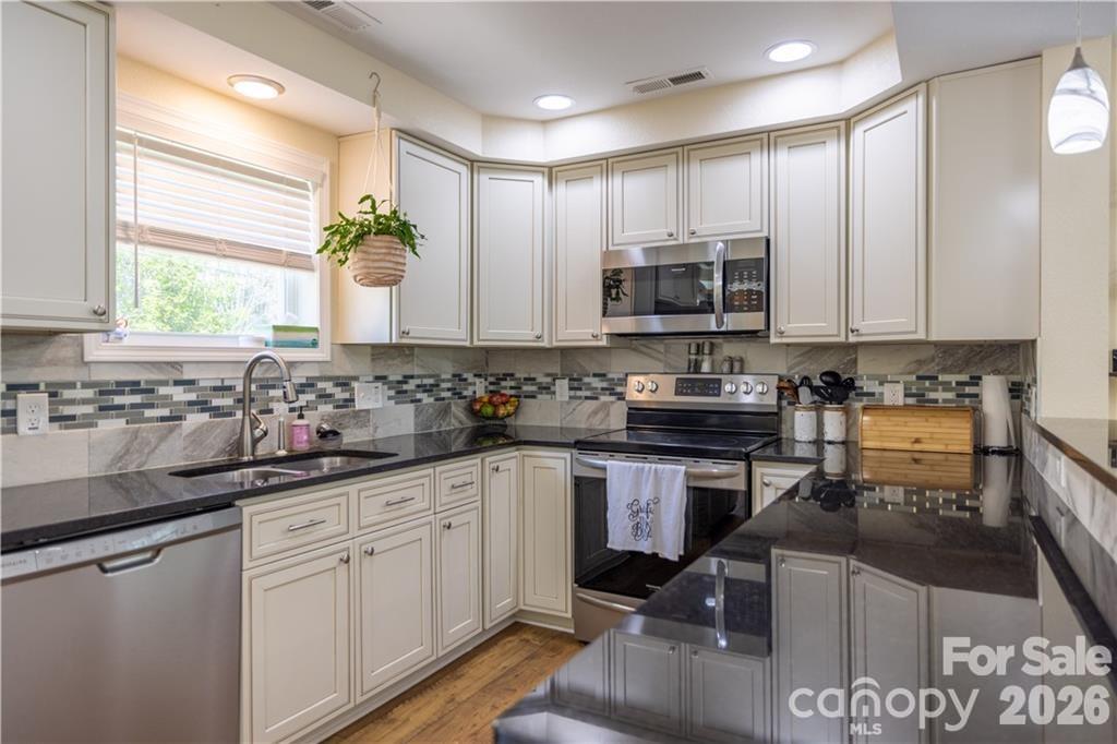 Single Family Residence at 101 Towne Place, Clyde, photo 8 of 28