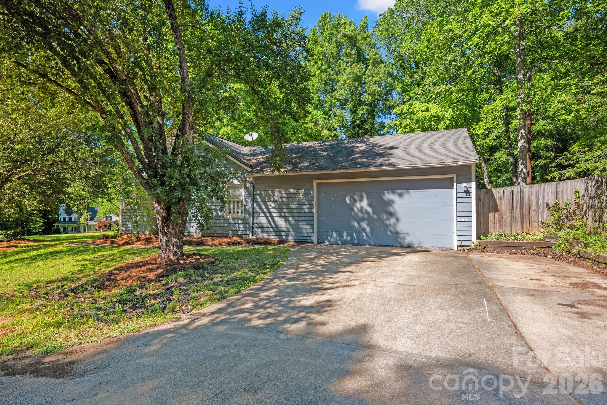 31- Side Load 2 Car Garage with Driveway - 1775 Apple Tree Lane, Fort Mill