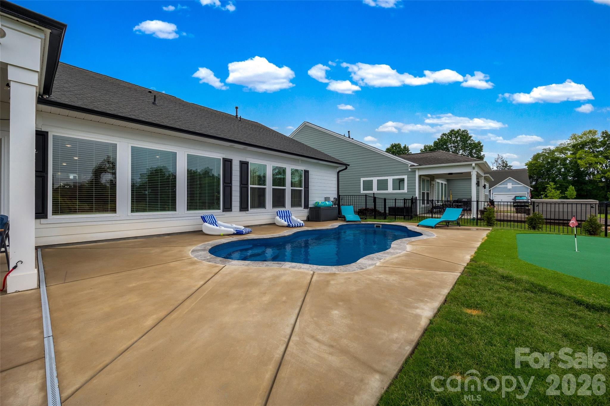 Heated Saltwater Pool - 3129 Gavin Lane, Harrisburg