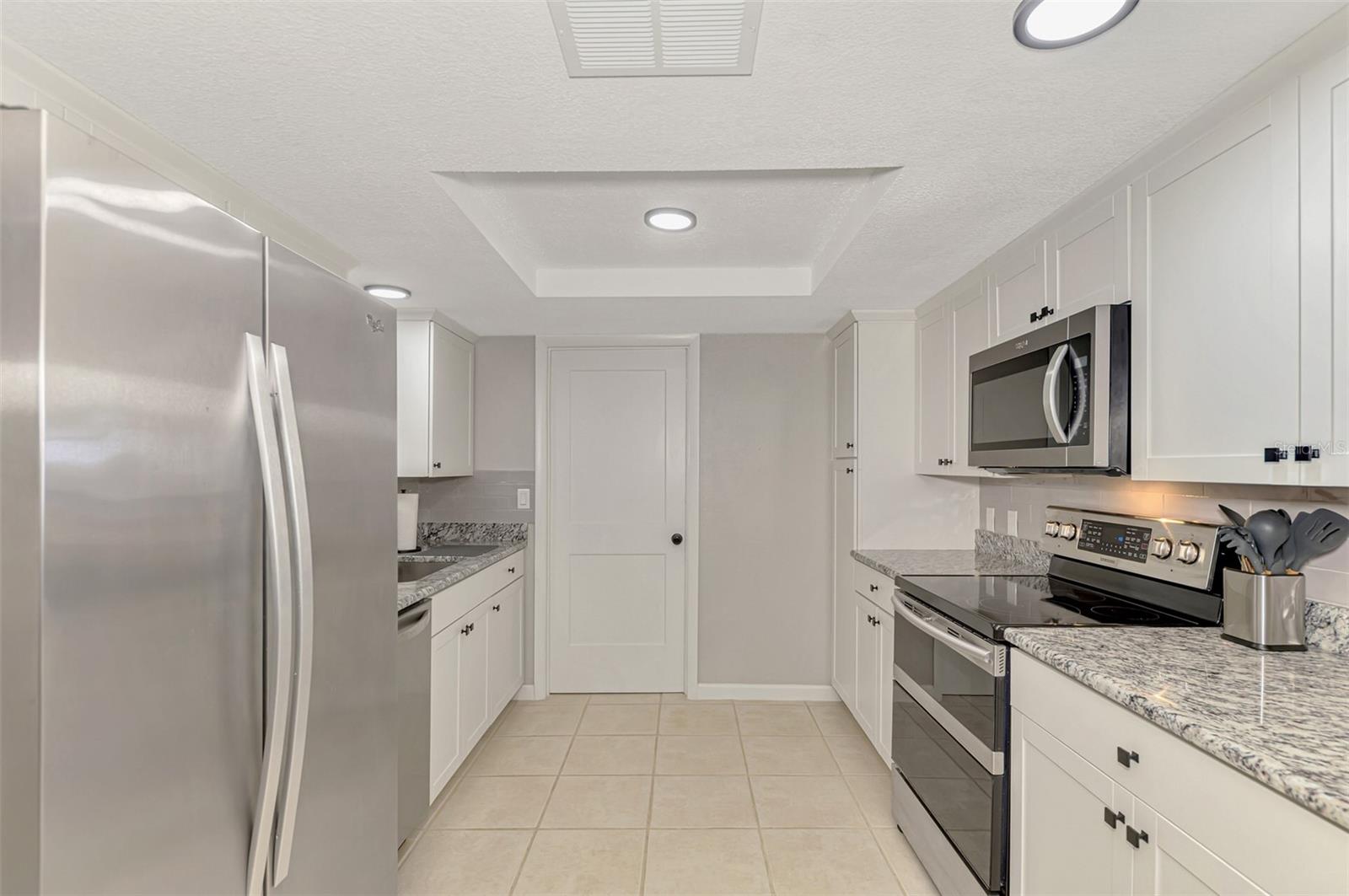 Single Family Residence at 361 FALKLAND RD, VENICE, photo 14 of 40