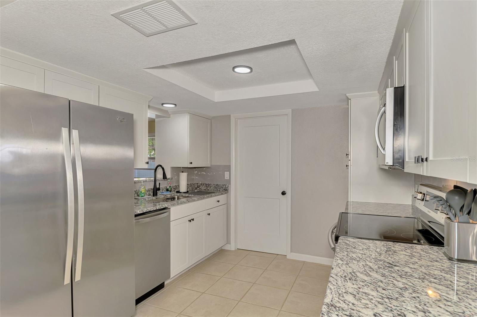 Single Family Residence at 361 FALKLAND RD, VENICE, photo 15 of 40