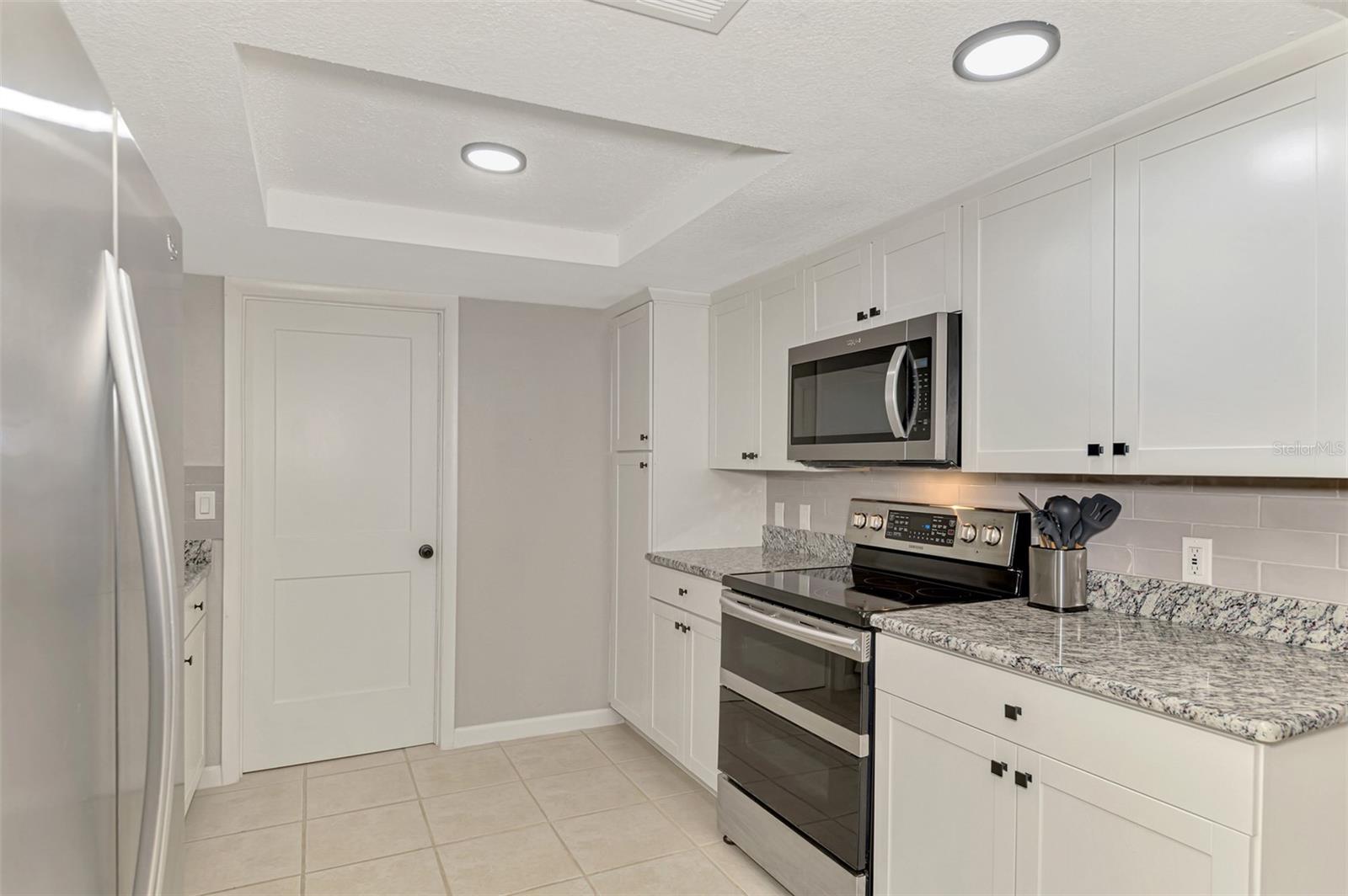 Single Family Residence at 361 FALKLAND RD, VENICE, photo 16 of 40