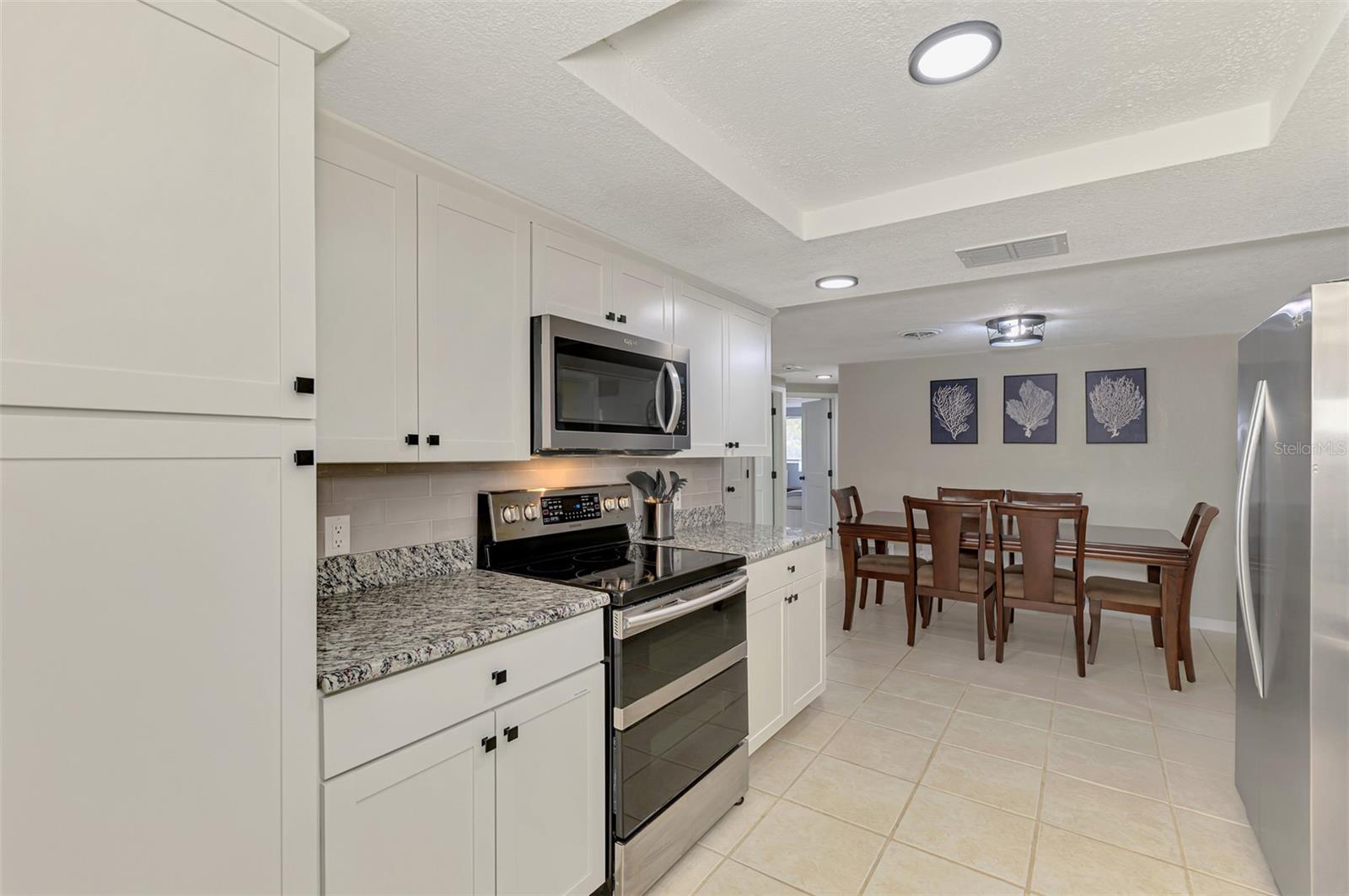 Single Family Residence at 361 FALKLAND RD, VENICE, photo 17 of 40
