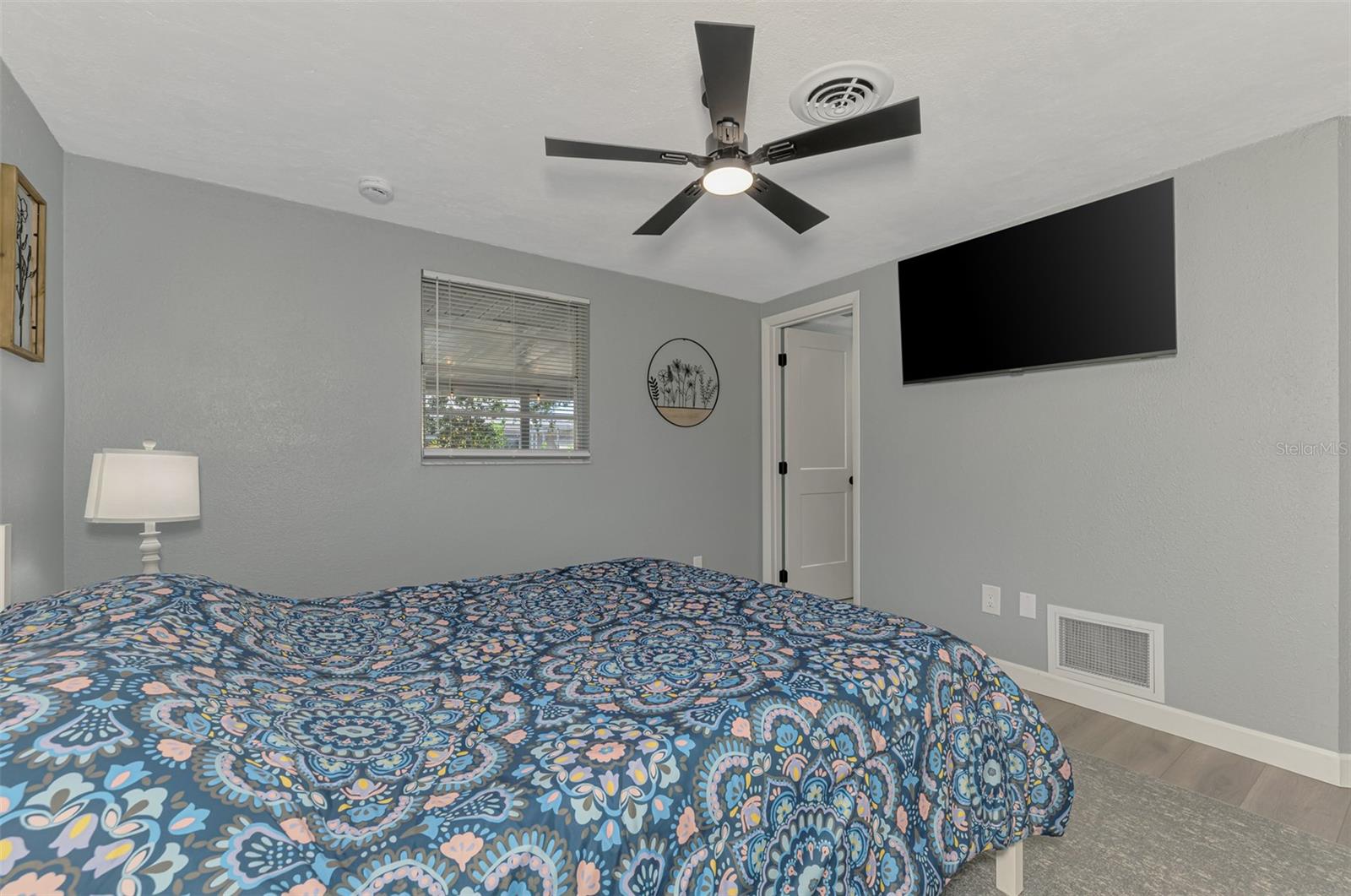 Single Family Residence at 361 FALKLAND RD, VENICE, photo 24 of 40