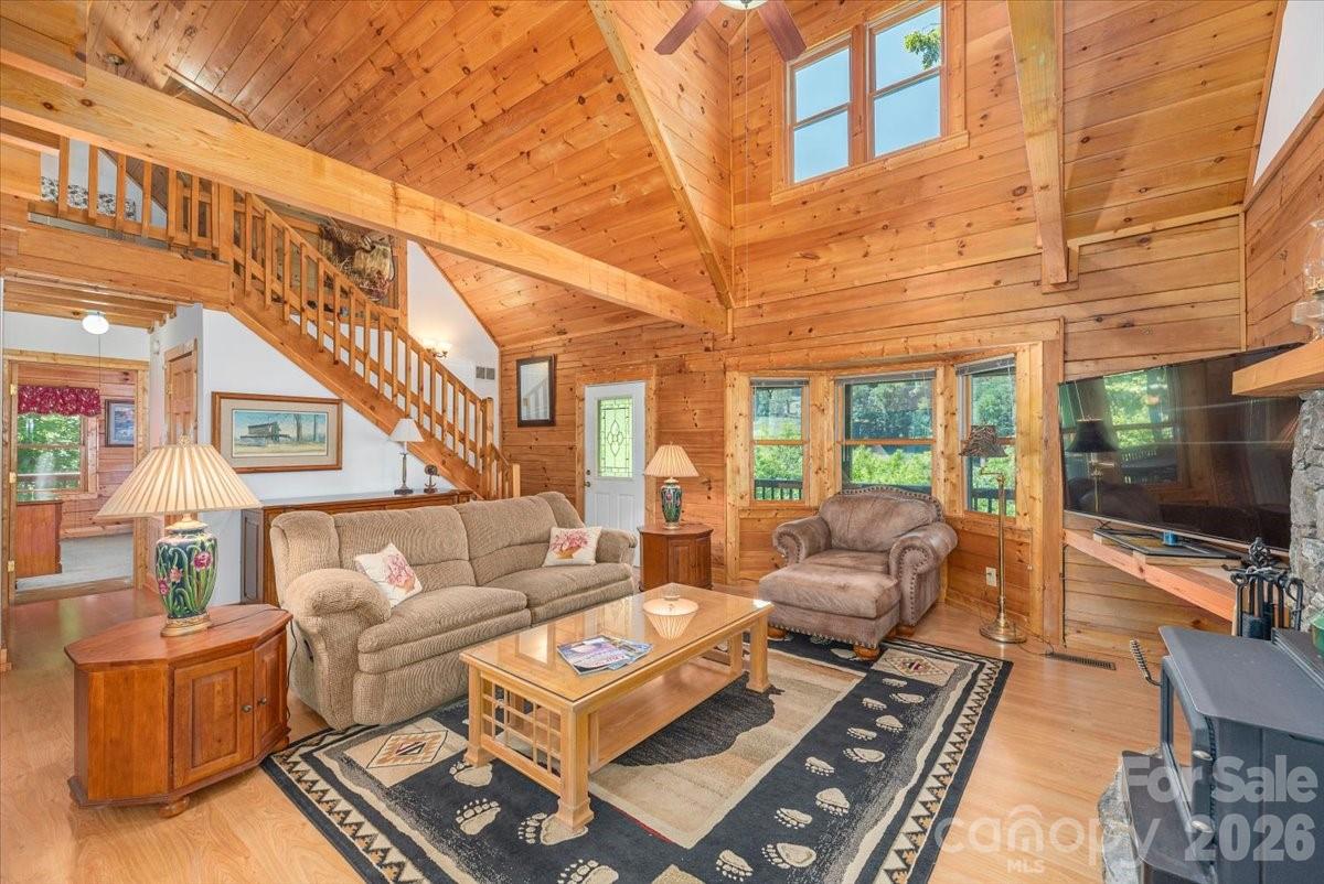 Great room with vaulted ceiling. - 235 Timucua Trail, Waynesville