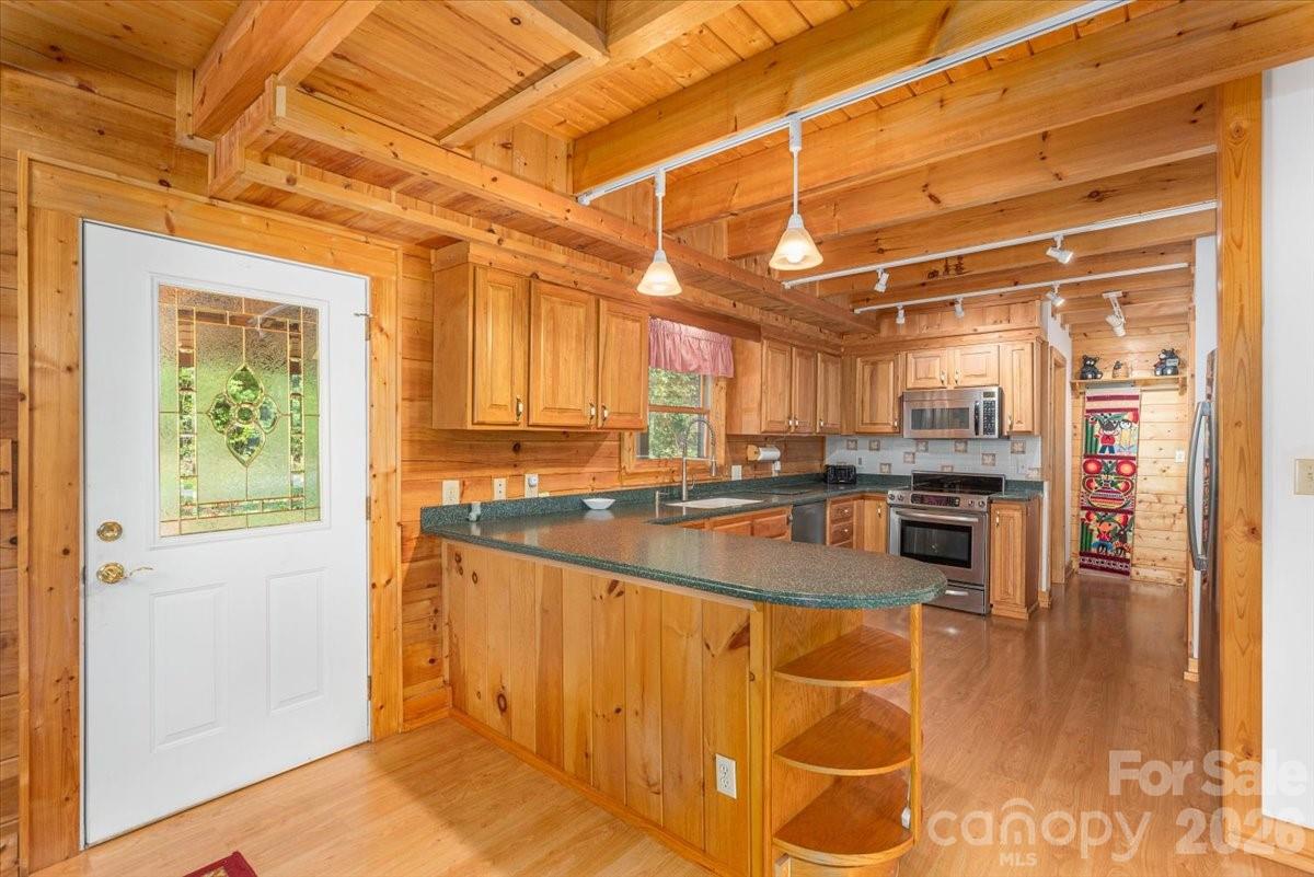 Breakfast bar, solid surface counters. - 235 Timucua Trail, Waynesville