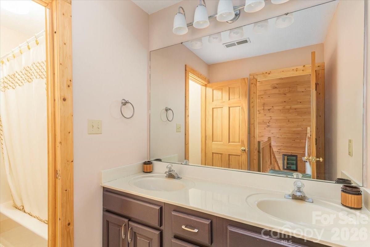 Guest bath with tub/shower. - 235 Timucua Trail, Waynesville