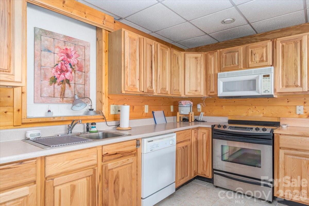 Full Kitchen. - 235 Timucua Trail, Waynesville