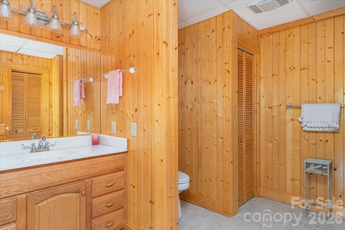 Full bath with shower. - 235 Timucua Trail, Waynesville