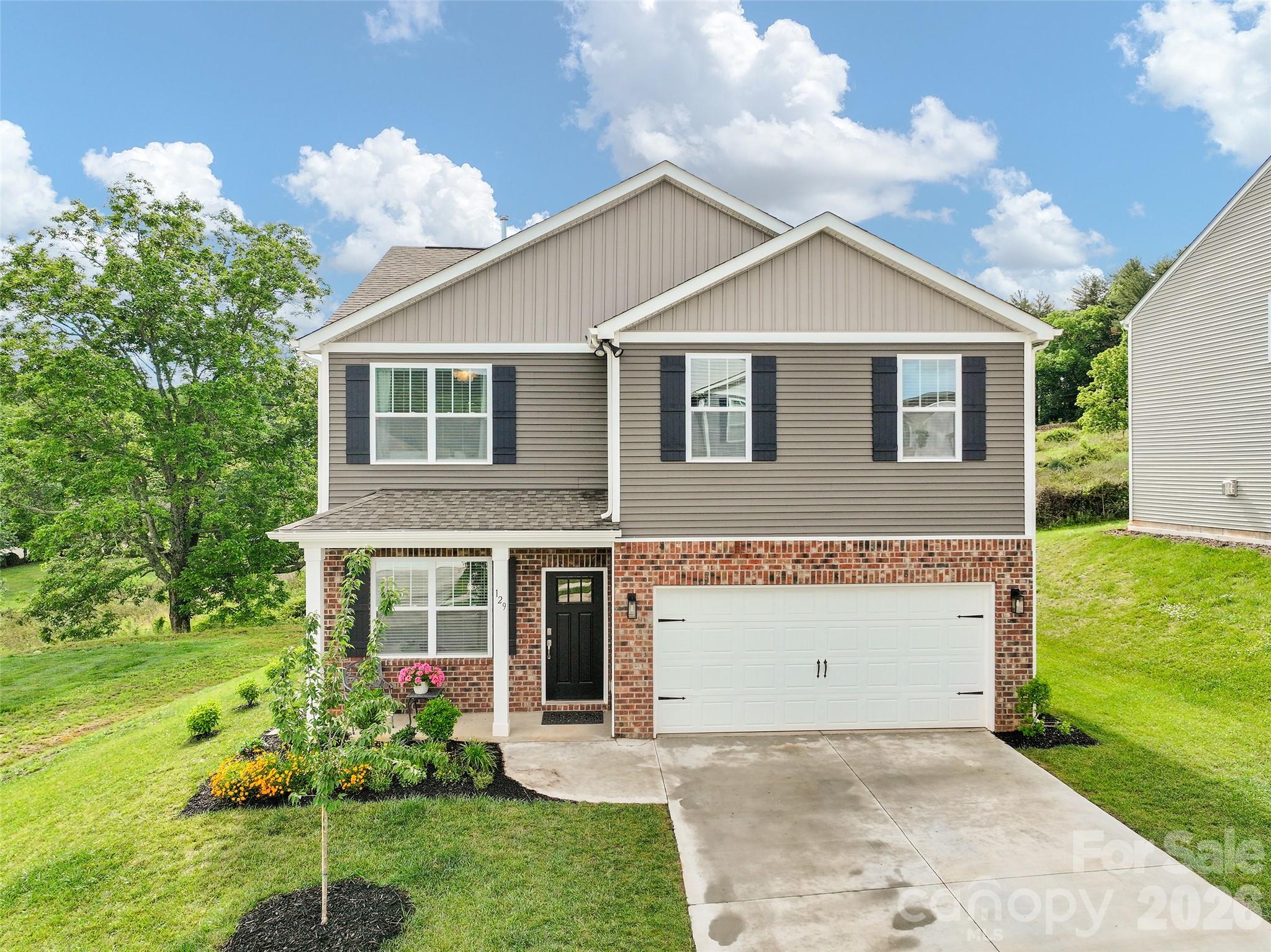 Single Family Residence at 129 Valleywood Drive, Waynesville, photo 4 of 41