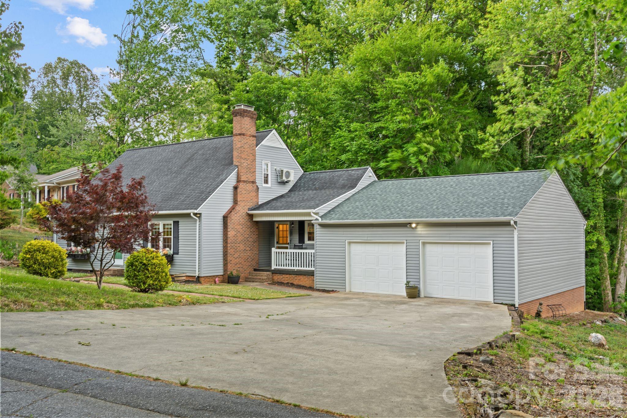 Single Family Residence at 1014 Bramblewood Court NE, Lenoir, photo 2 of 45