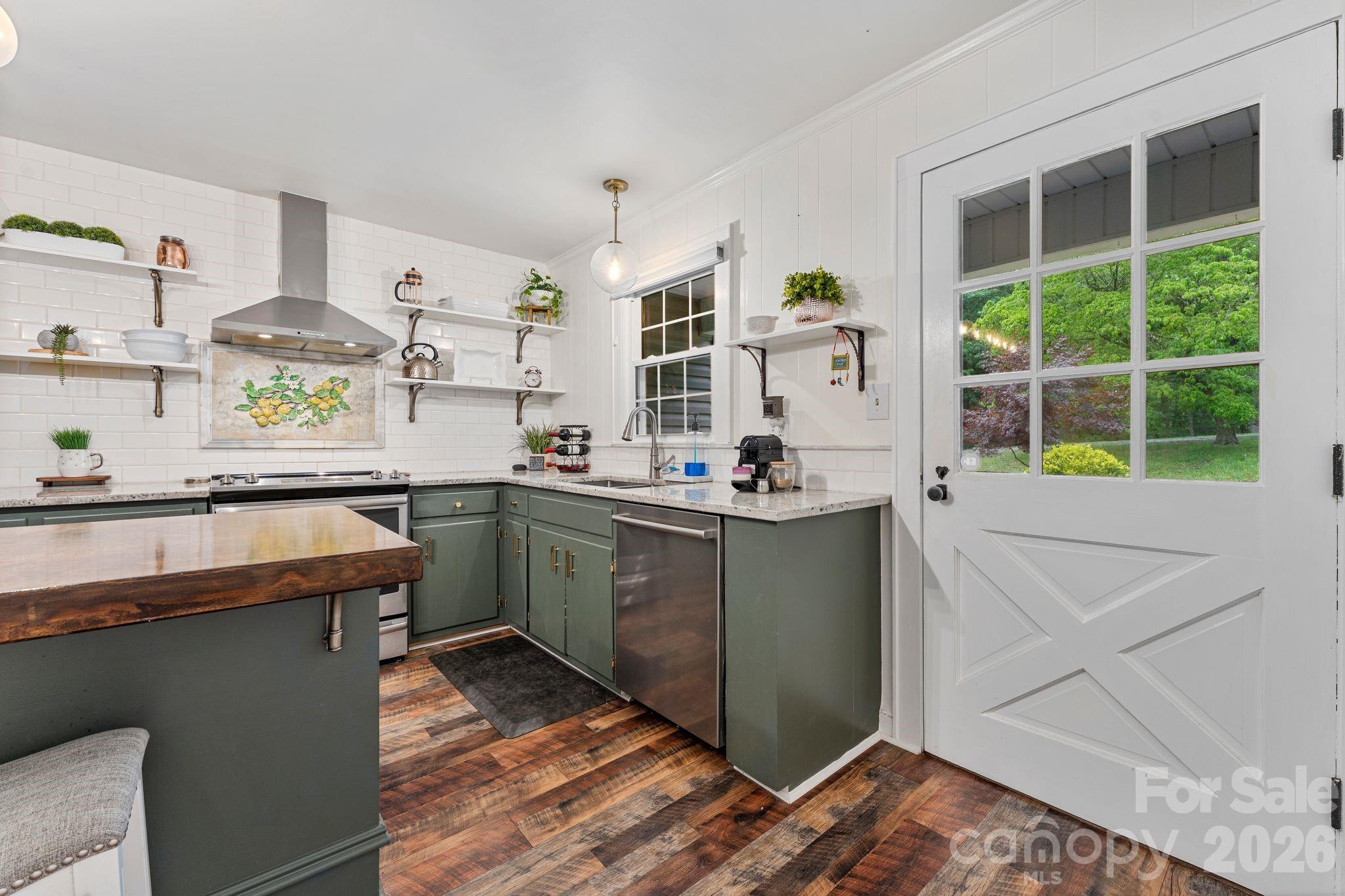 Single Family Residence at 1014 Bramblewood Court NE, Lenoir, photo 11 of 45