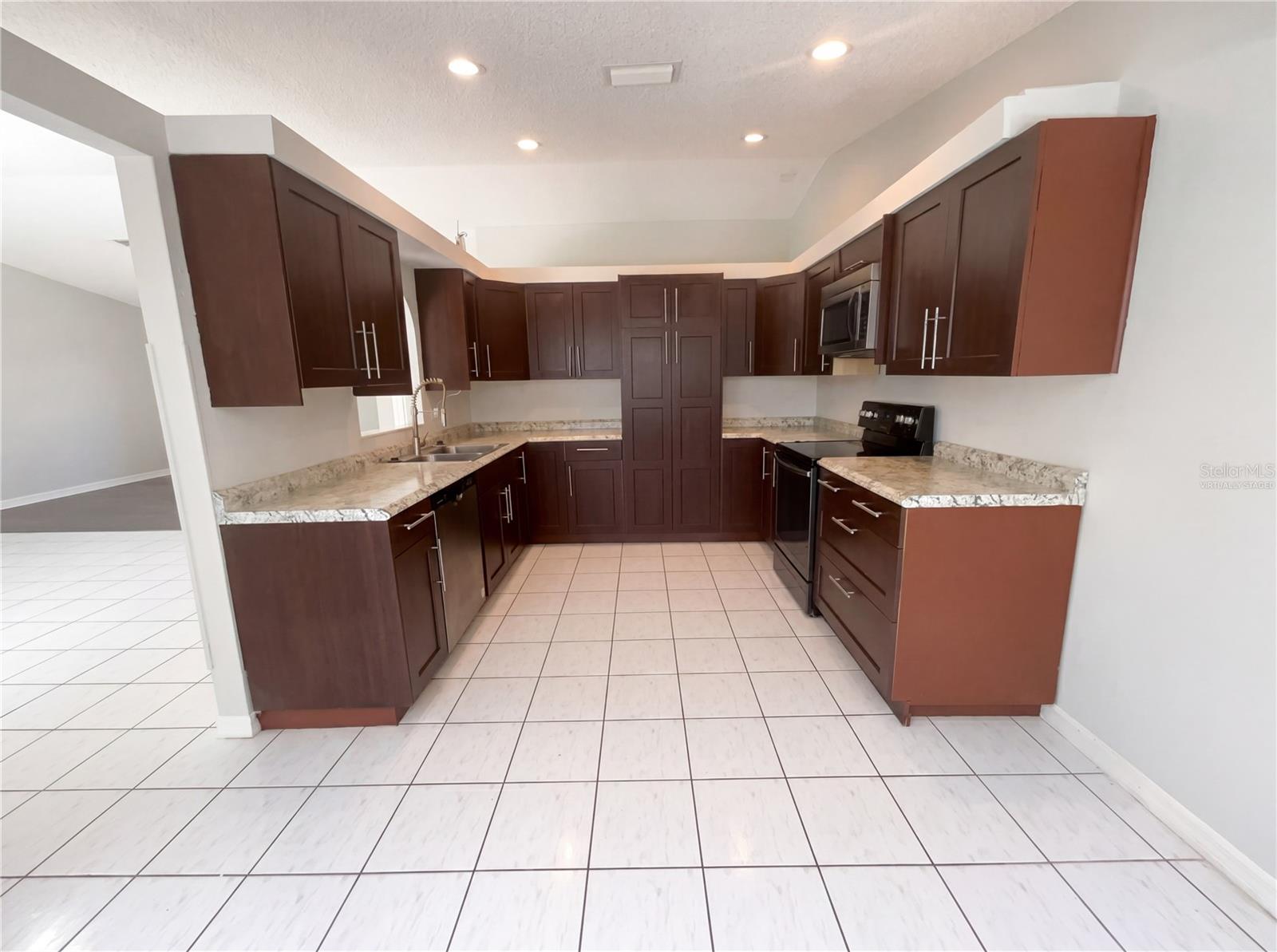Single Family Residence at 1750 EVERGREEN CT, KISSIMMEE, photo 2 of 33