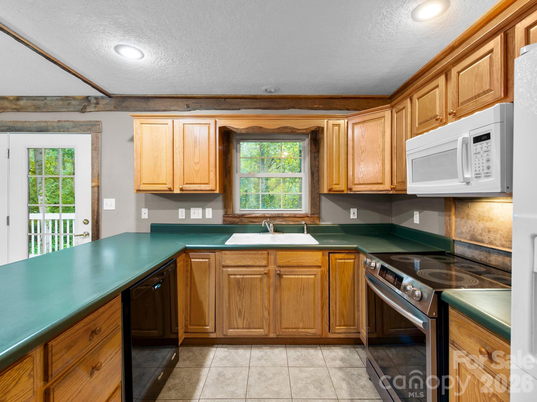 All appliances convey with the house! - 37 Leatherwood Drive, Candler