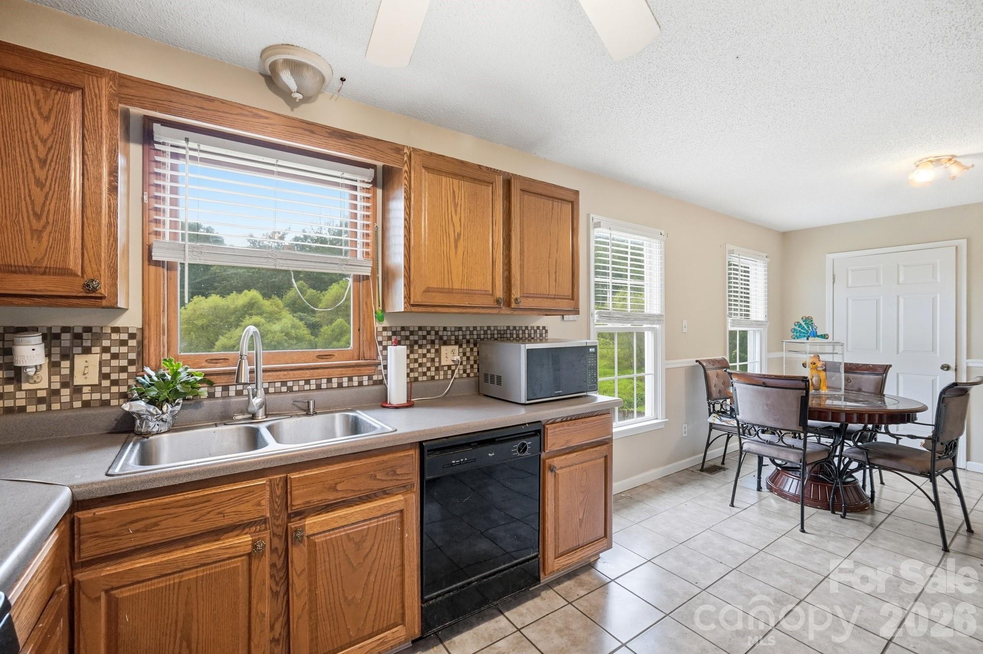 Single Family Residence at 1114 Lakeview Street, Kannapolis, photo 11 of 31