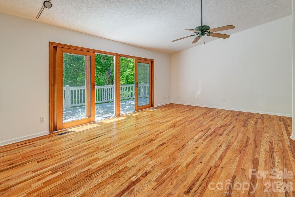 Single Family Residence at 146 Churchill Downs Drive, Fairview, photo 6 of 39