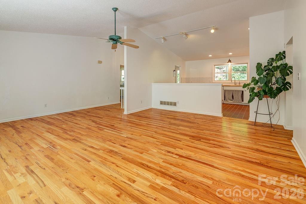 Single Family Residence at 146 Churchill Downs Drive, Fairview, photo 7 of 39
