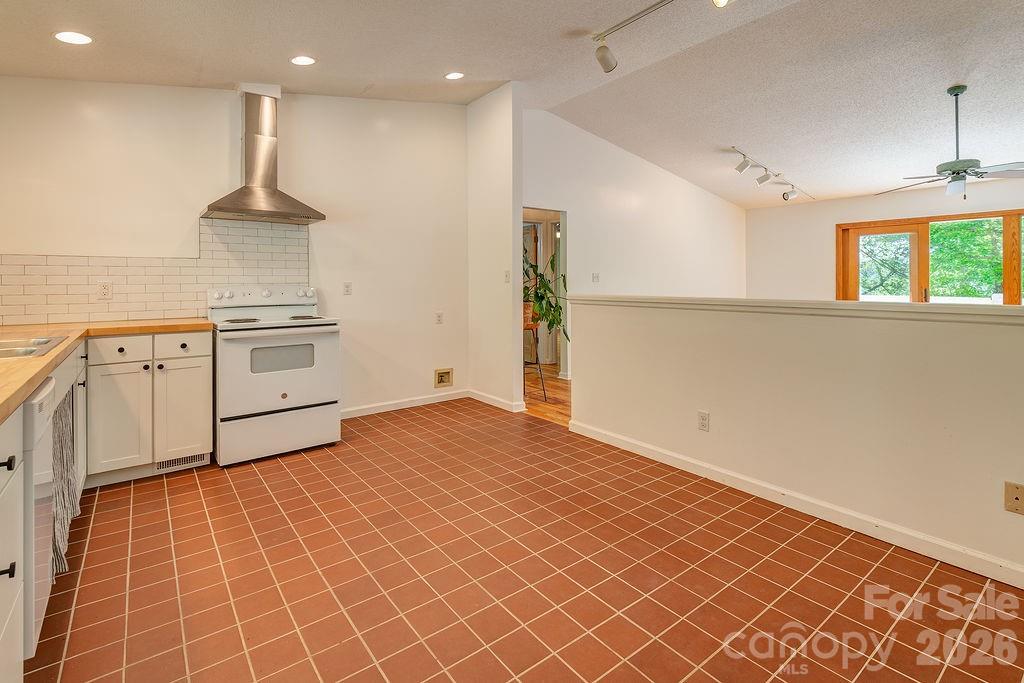 Single Family Residence at 146 Churchill Downs Drive, Fairview, photo 9 of 39
