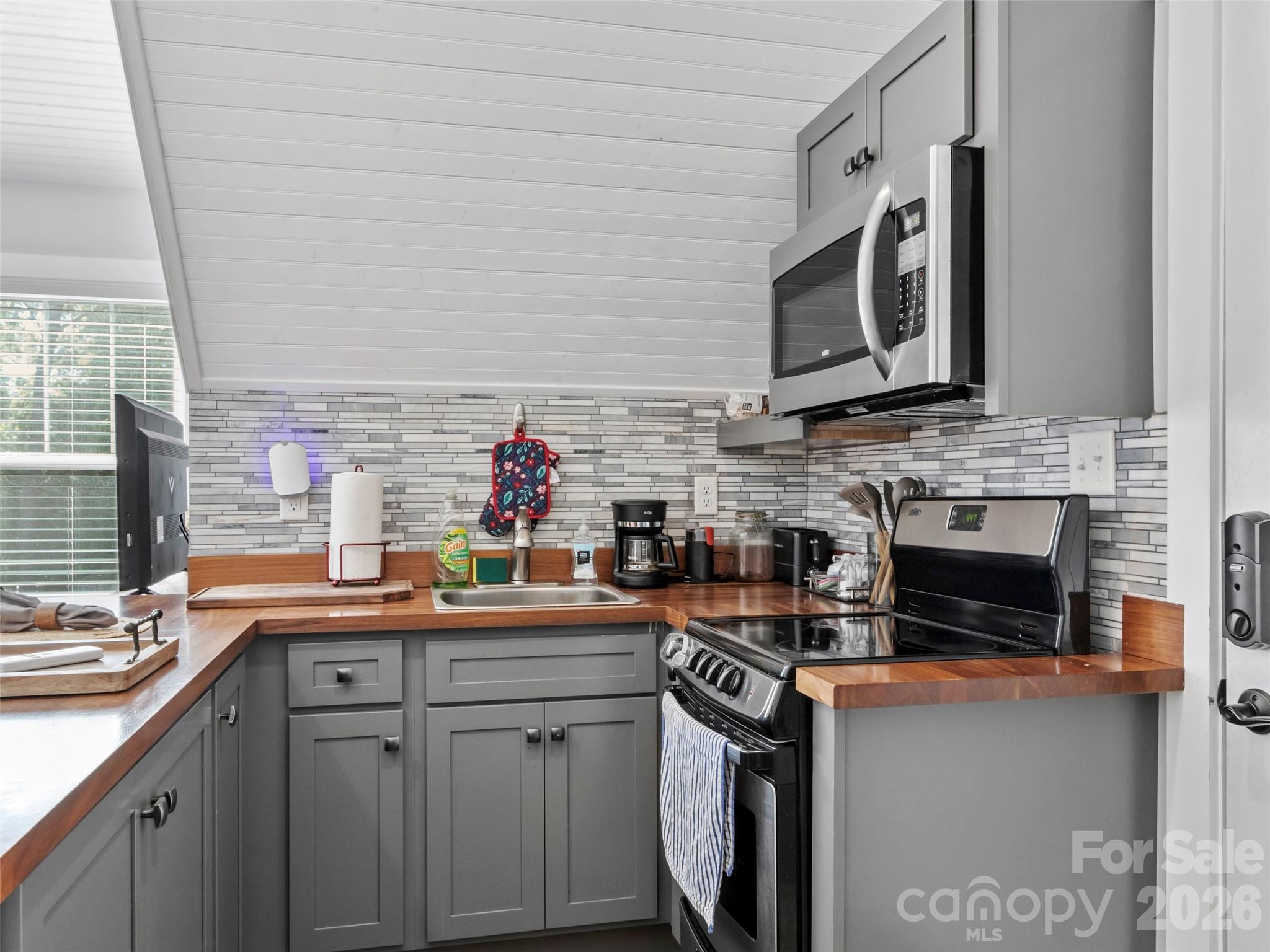 Well equipped kitchen to provide everything needed for a comfortable stay - 5 Fieldtop Lane, Arden