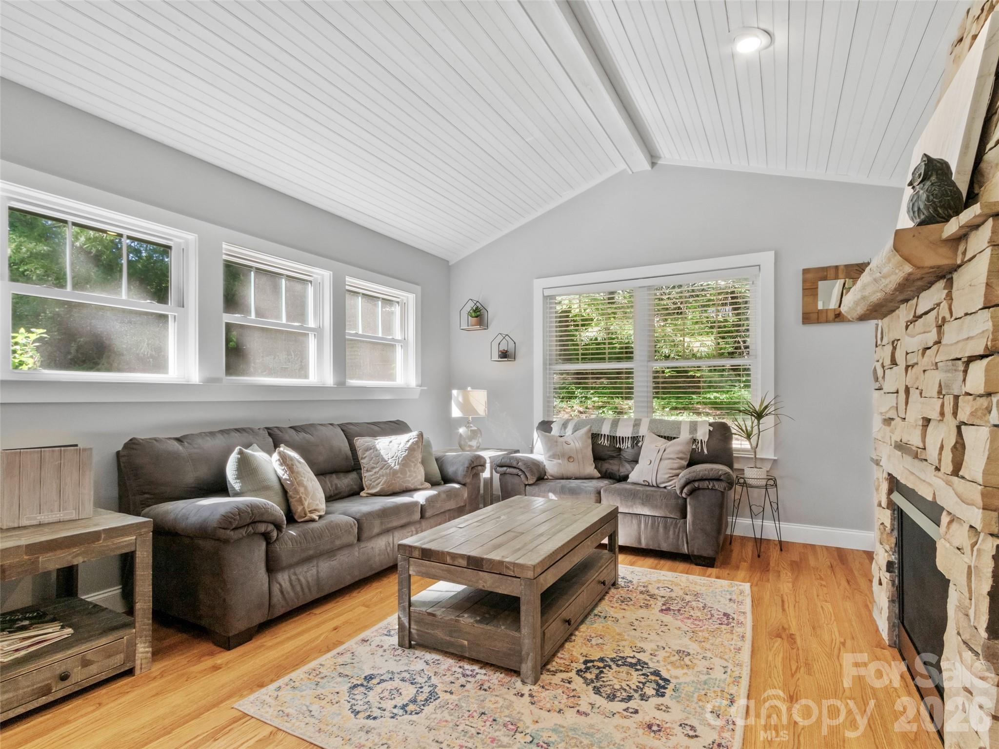 Living room in the main house - 5 Fieldtop Lane, Arden
