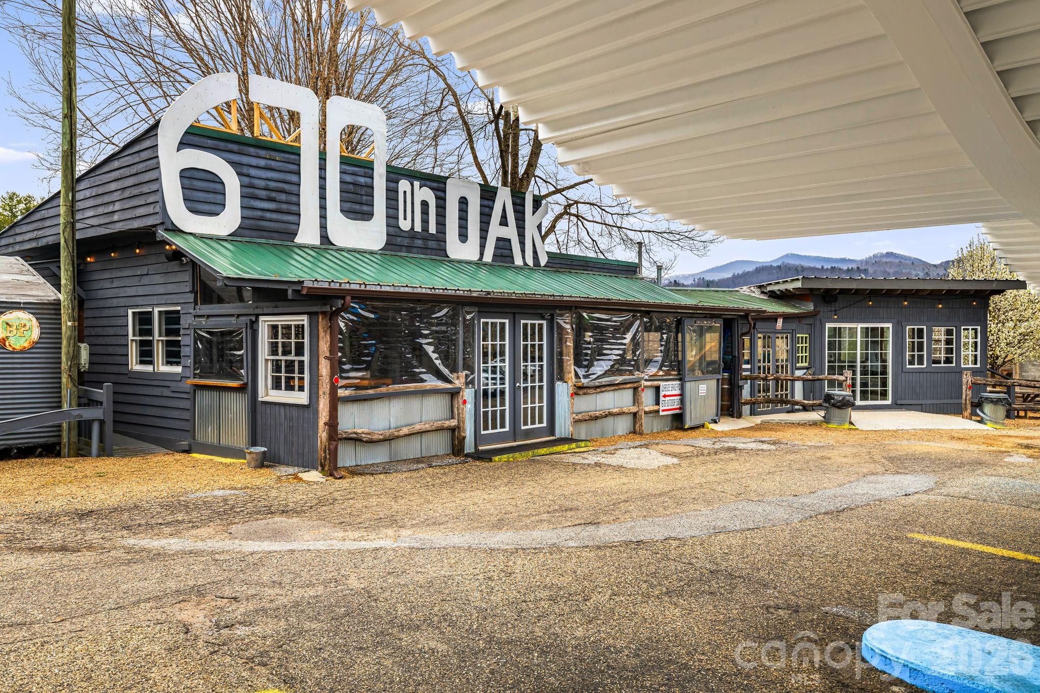 Food/Beverage at 670 Oak Avenue, Spruce Pine, photo 5 of 47