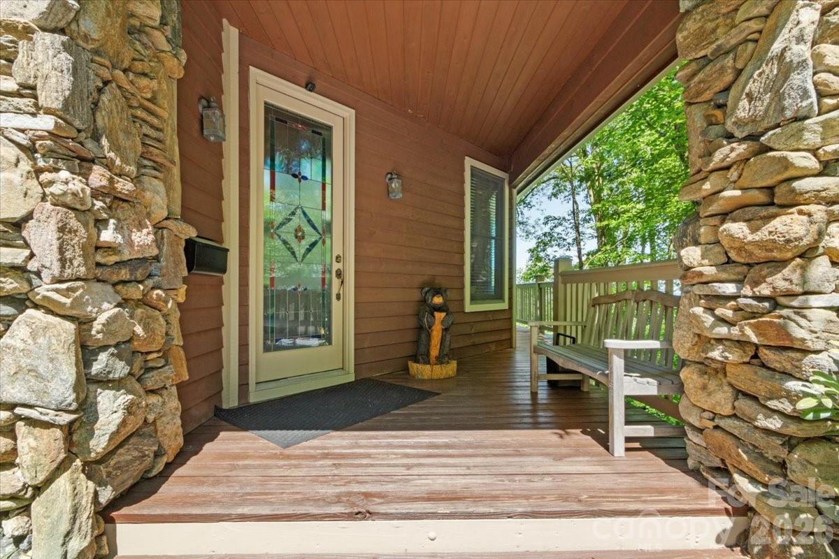 Single Family Residence at 15 Ivy Point Lane, Burnsville, photo 2 of 47