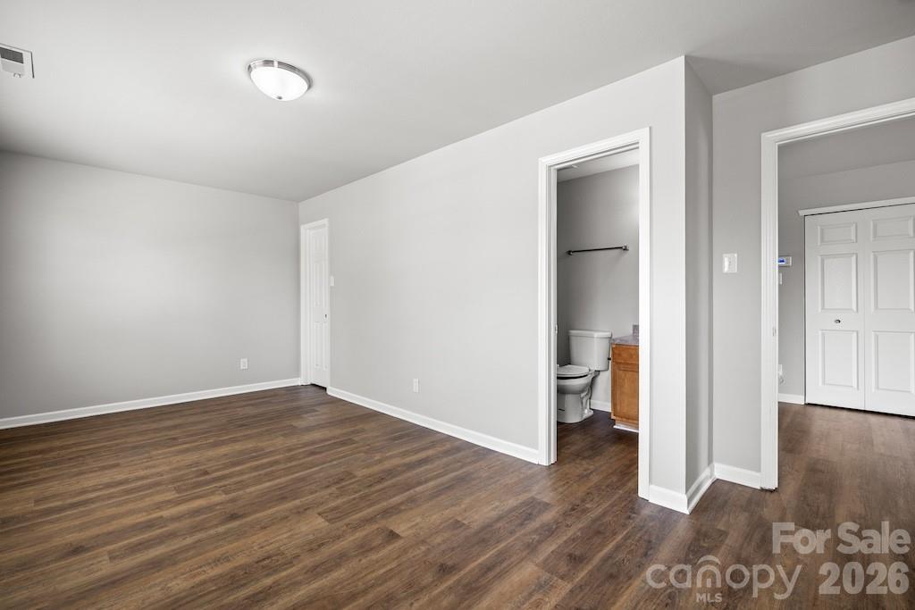 upper level bedroom with ensuite bathroom - 3272 Table Rock Drive, Gastonia
