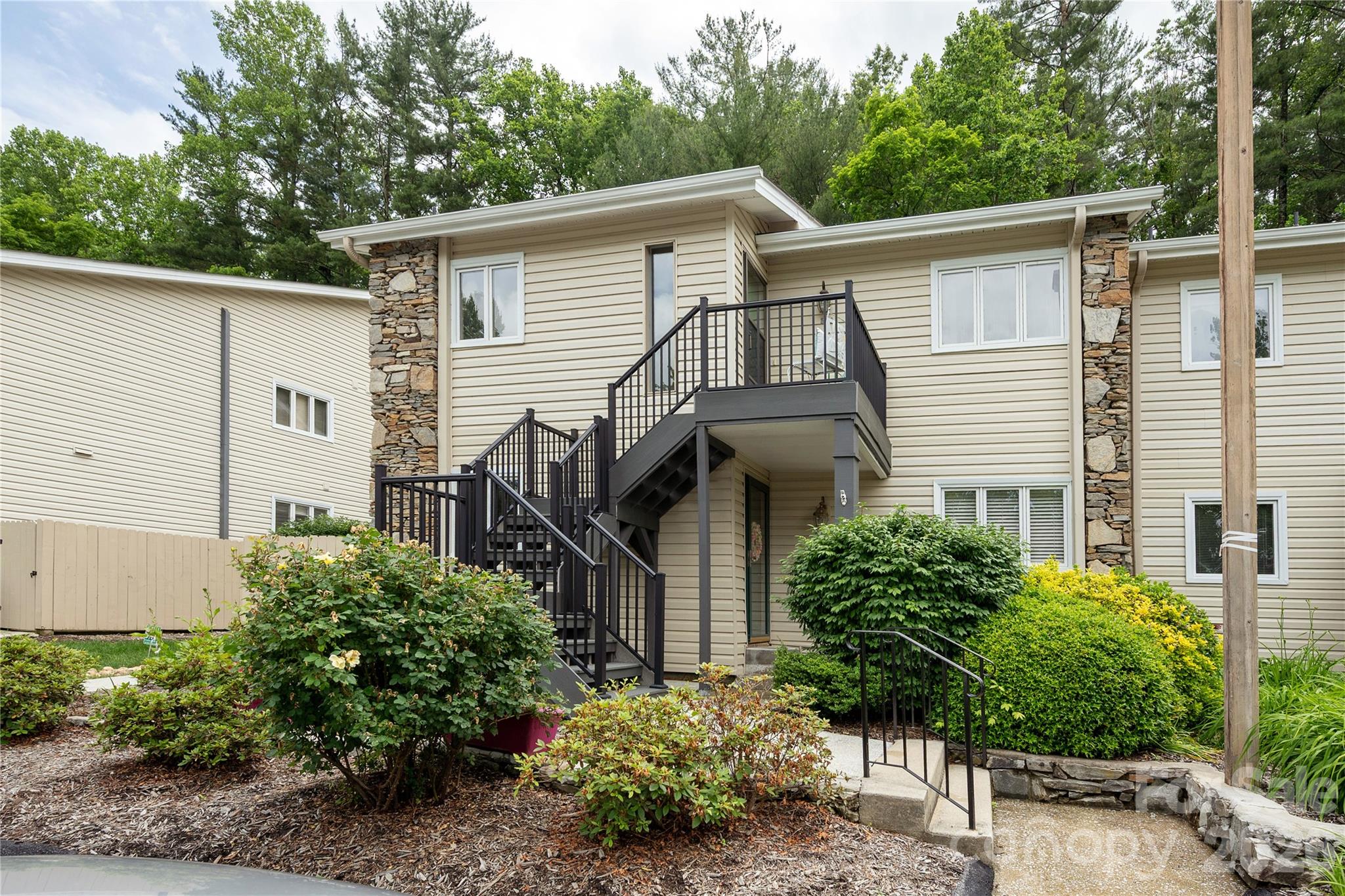 Condominium at 580 Britton Creek Drive, Hendersonville, photo 2 of 31