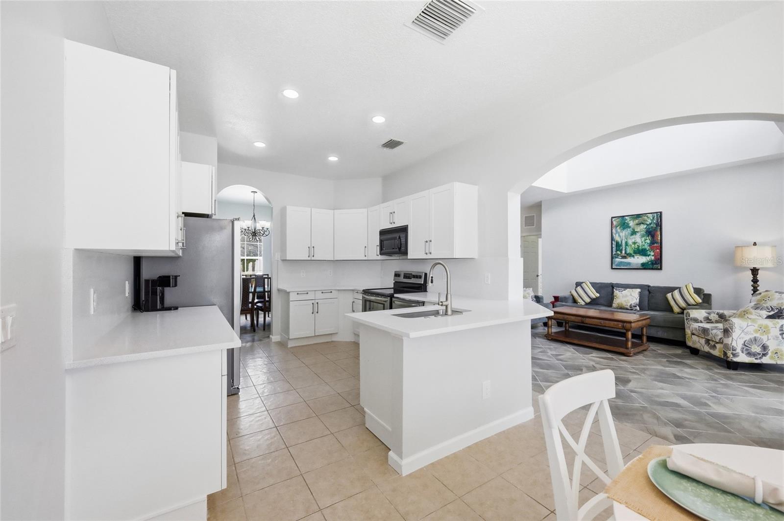 Updated kitchen - 353 PLUMOSO LOOP, DAVENPORT